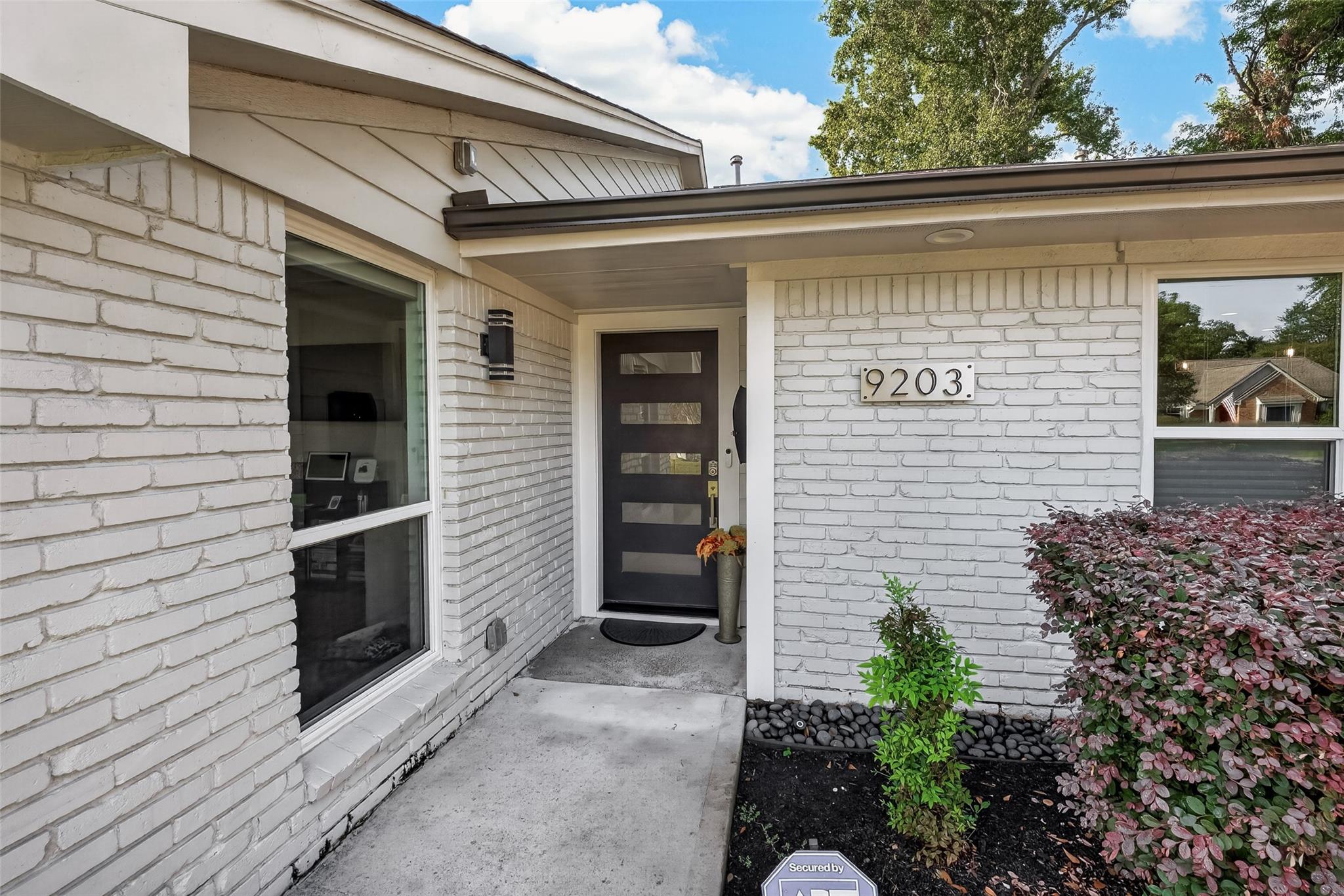 9203 Bronco Dr, Houston, TX 77055 photo