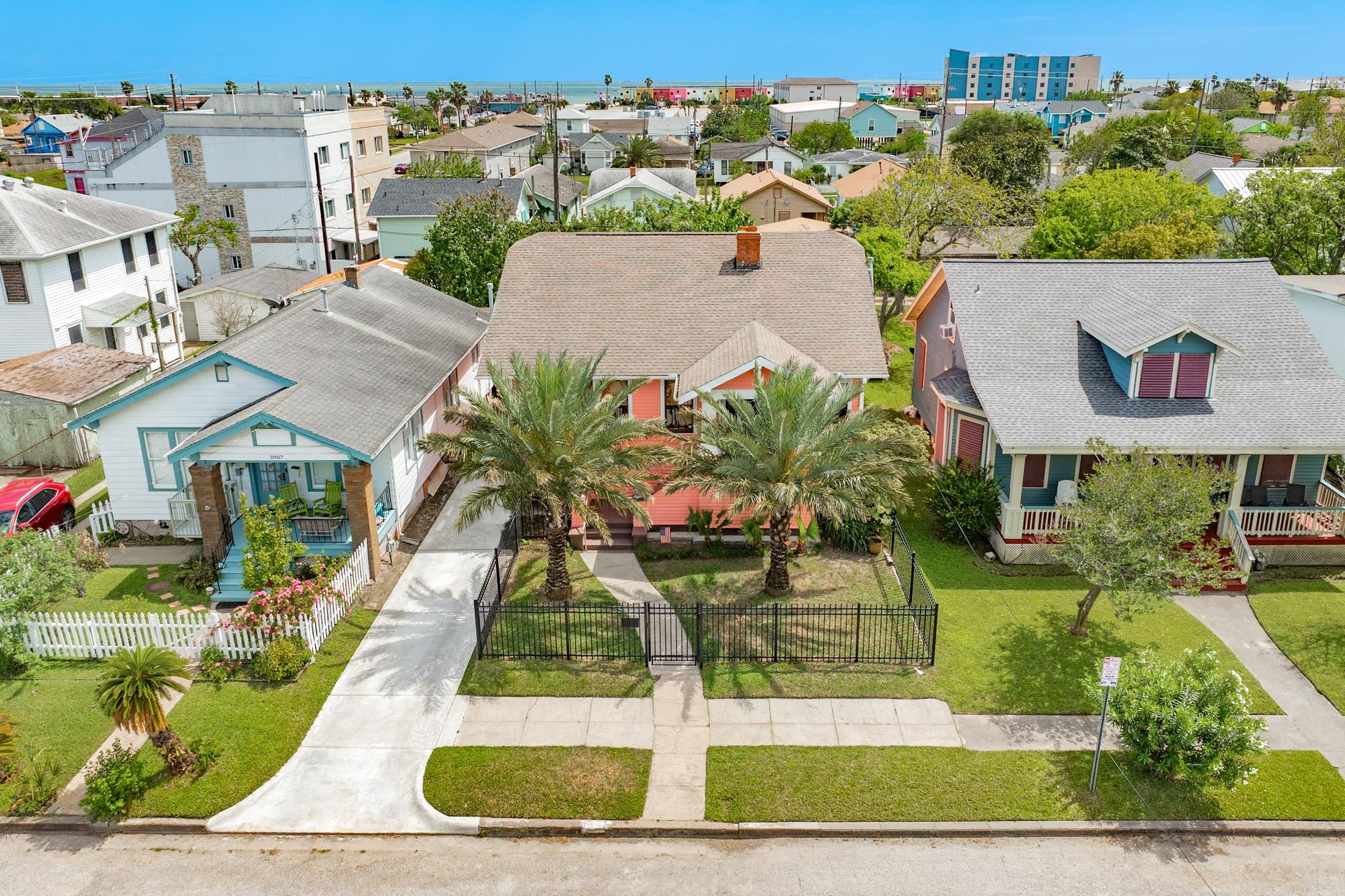 3911 Avenue R #1/2, Galveston, TX 77550 photo