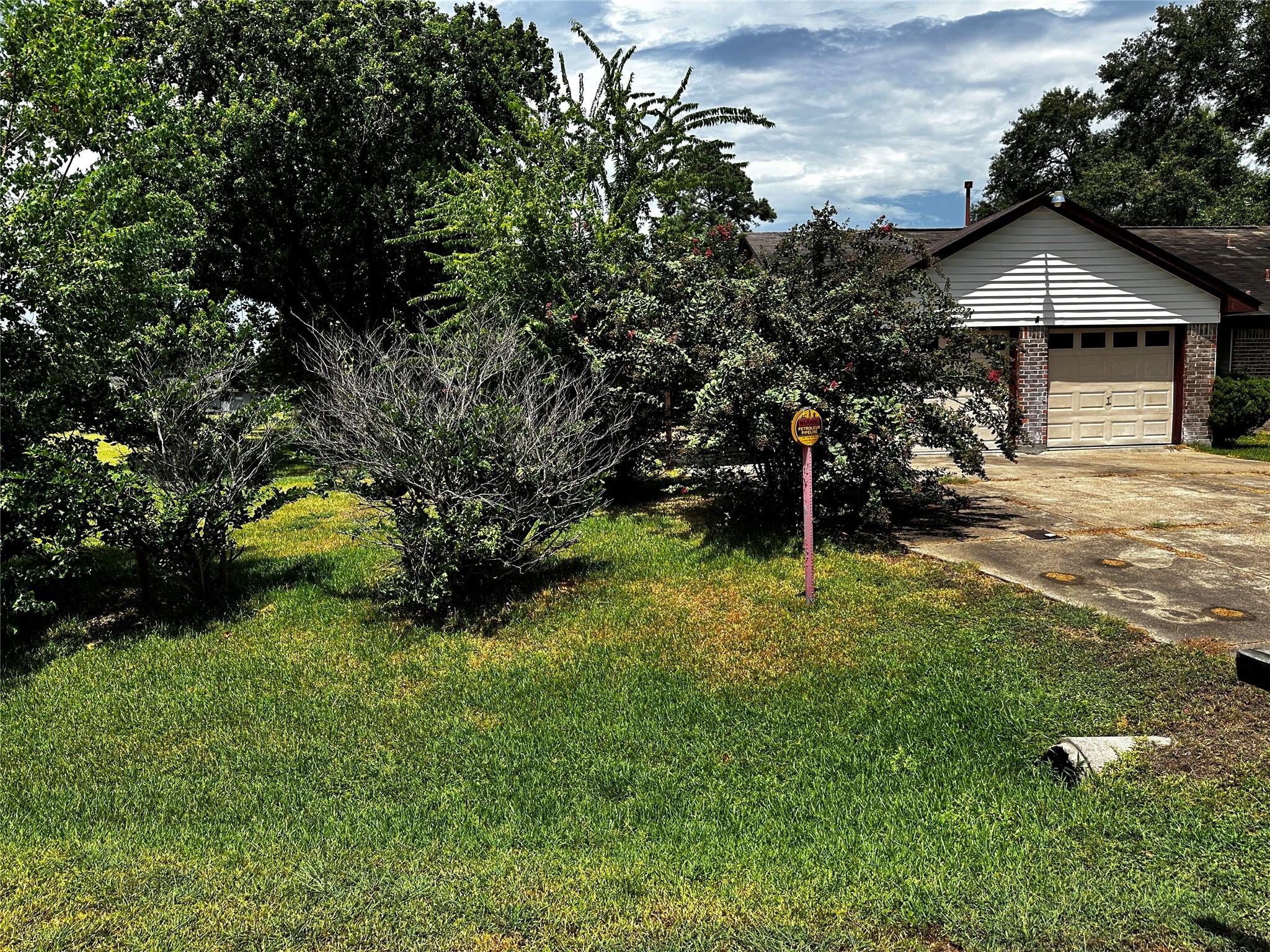 205 Honeysuckle Dr, Baytown, TX 77520 photo