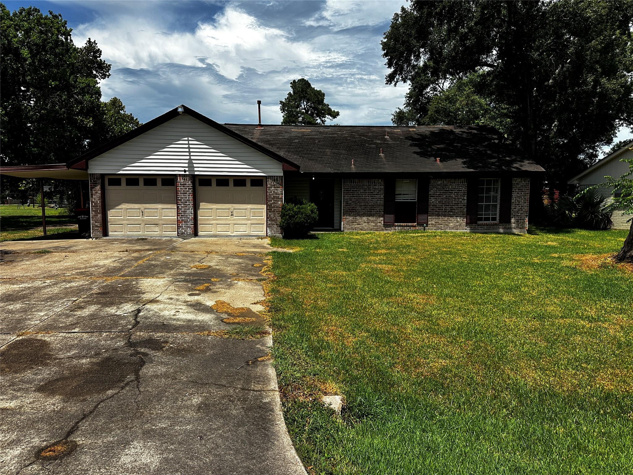 205 Honeysuckle Dr, Baytown, TX 77520
