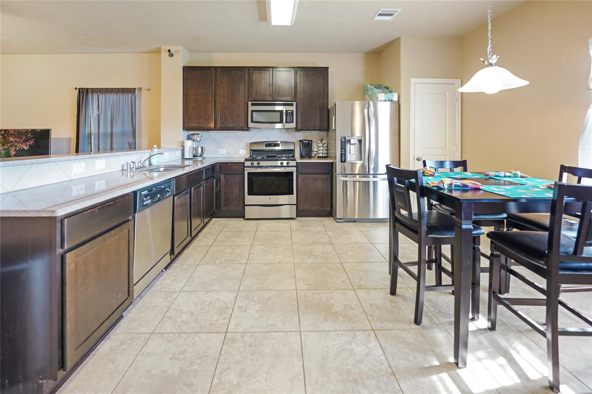 6939 Hazelnut Ln, Baytown, TX 77521 photo