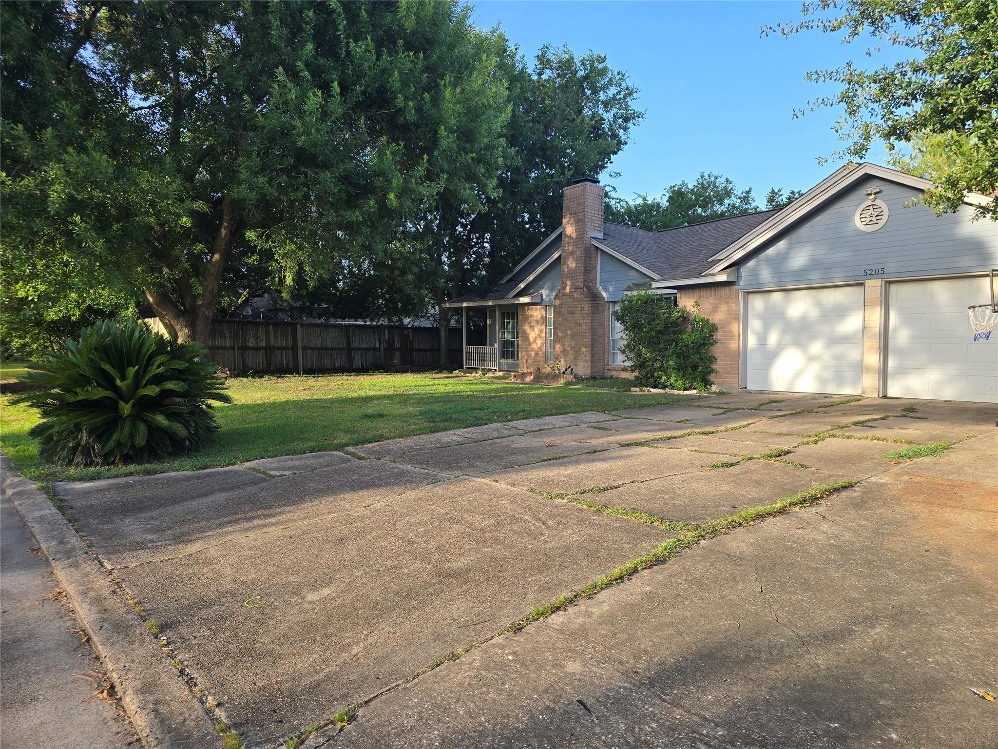 5205 Winding Brook Dr, Dickinson, TX 77539 photo