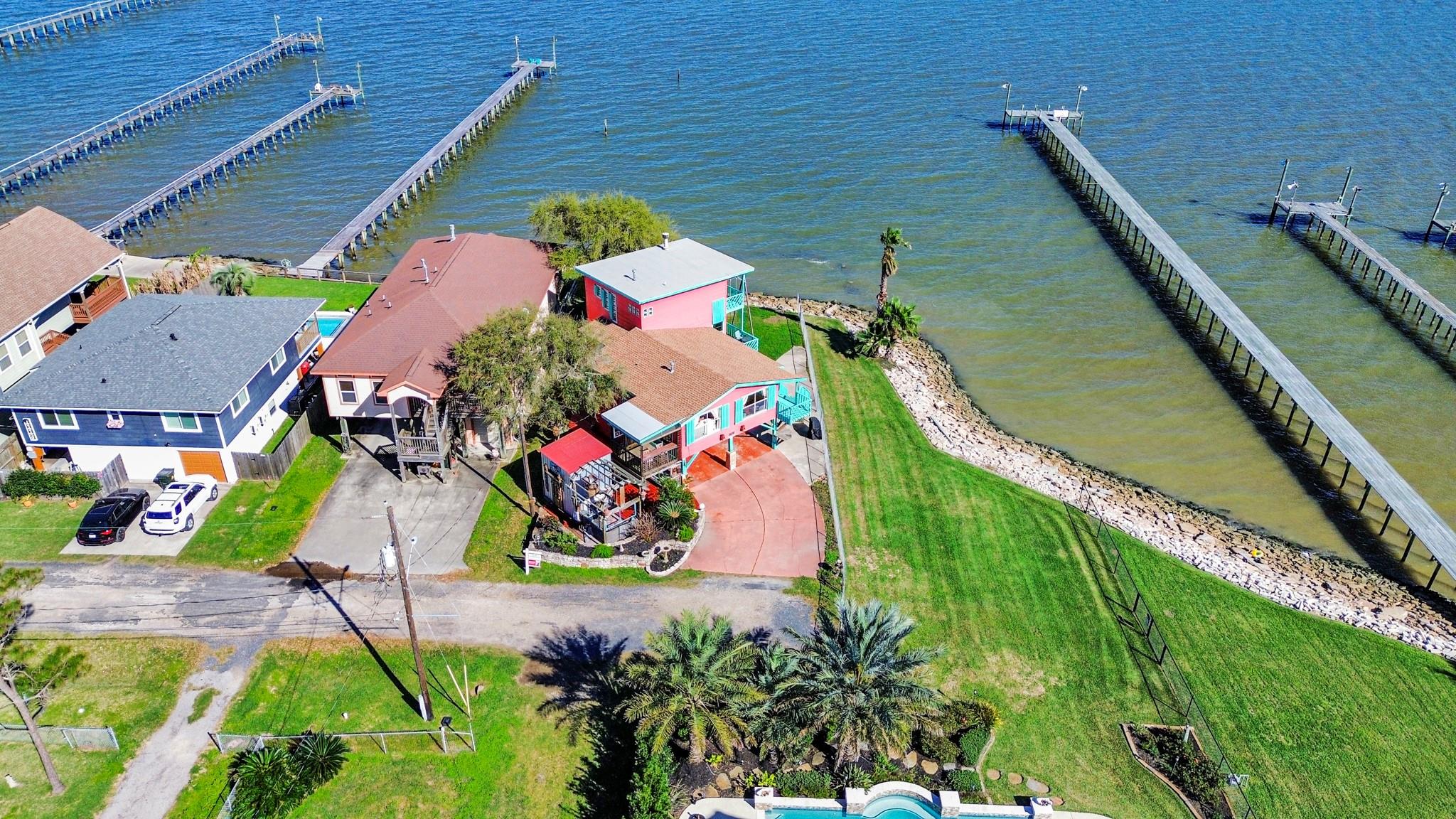 1121 6 St, San Leon, TX 77539