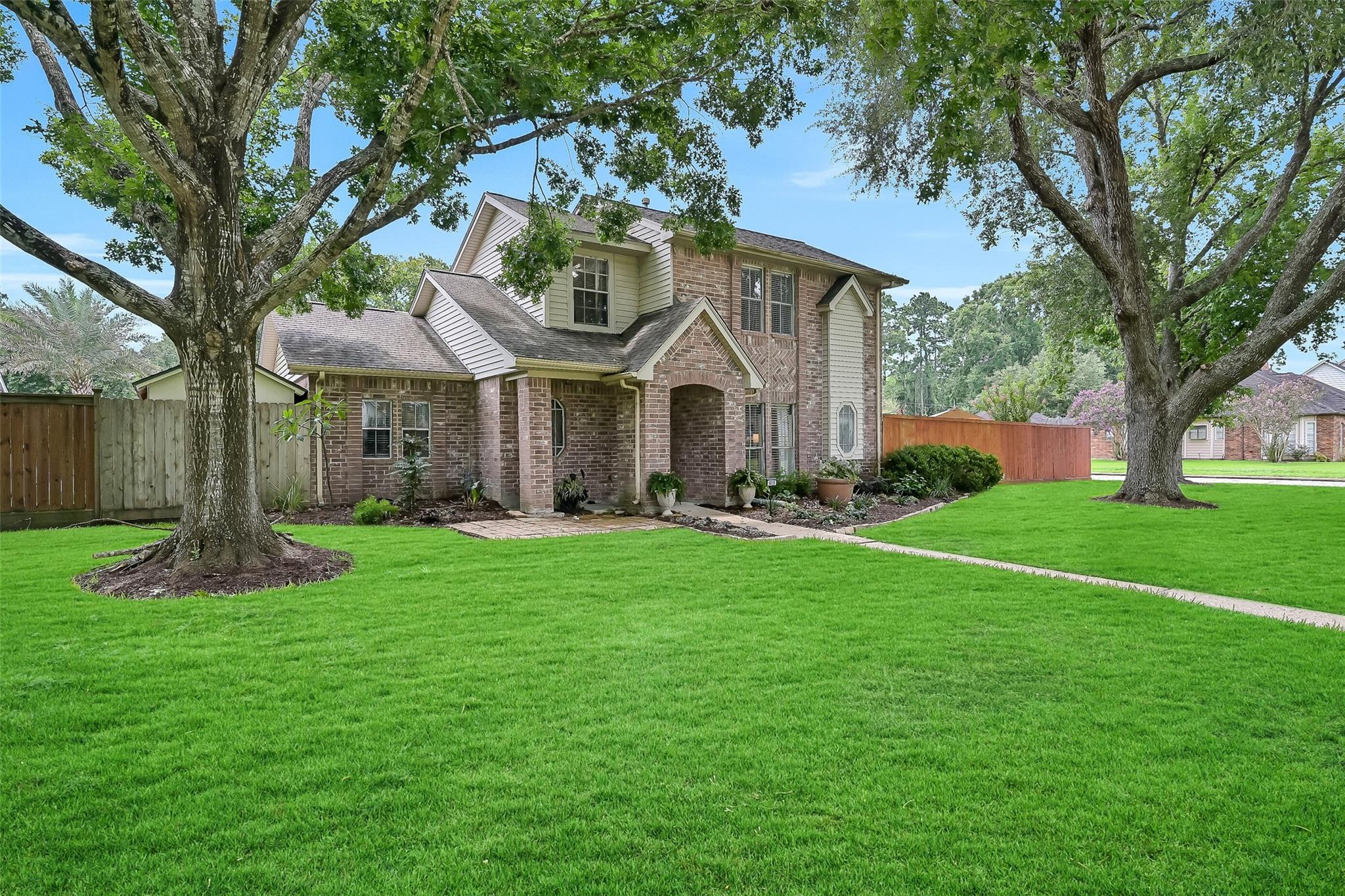1018 Londonderry Ave, Friendswood, TX 77546