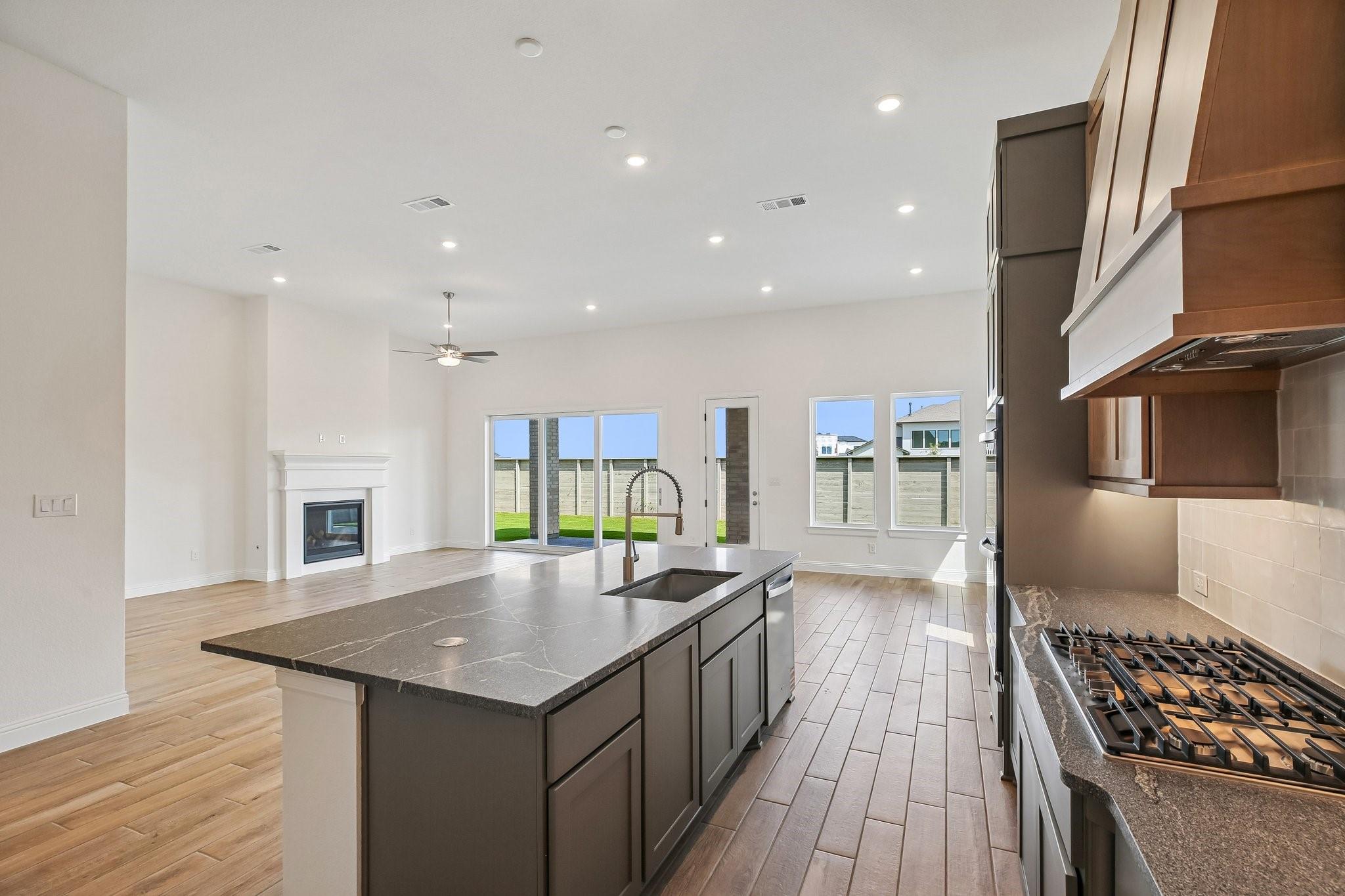 910 Hilltop View Ln, League City, TX 77546 photo