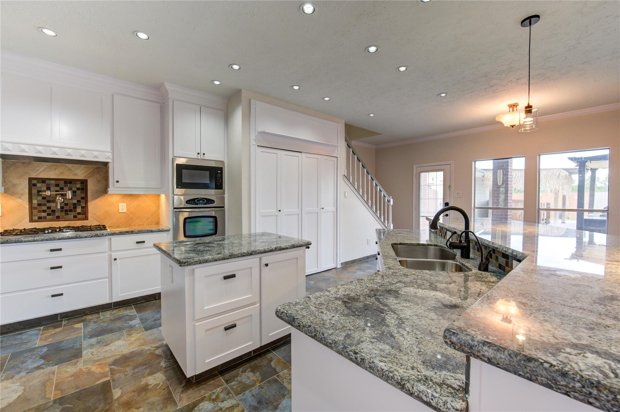 1016 Applewood Dr, Friendswood, TX 77546 photo