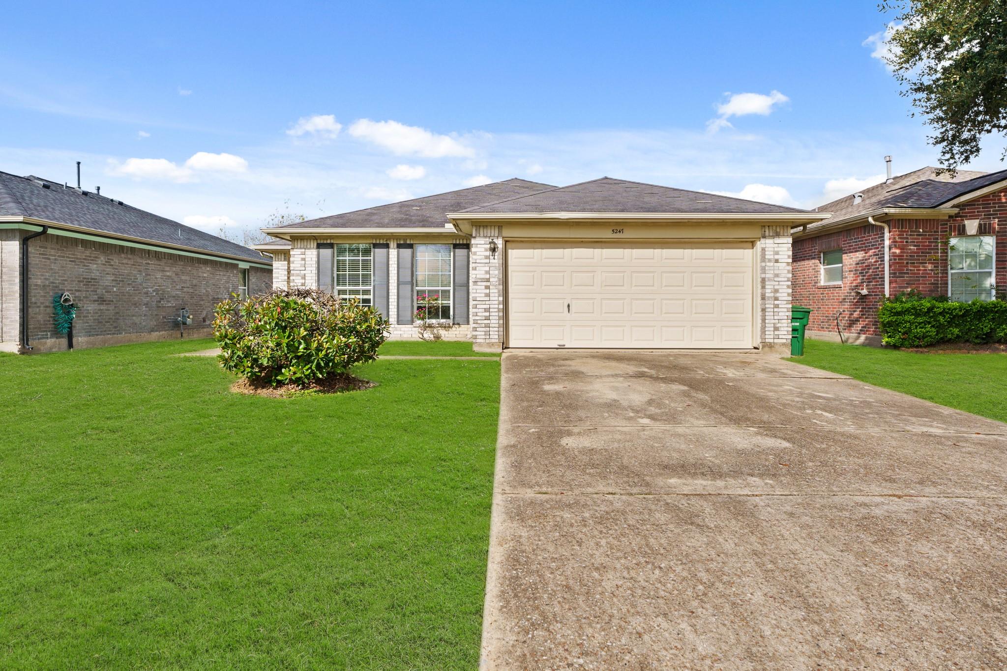 5247 Panay Park Dr, Houston, TX 77048