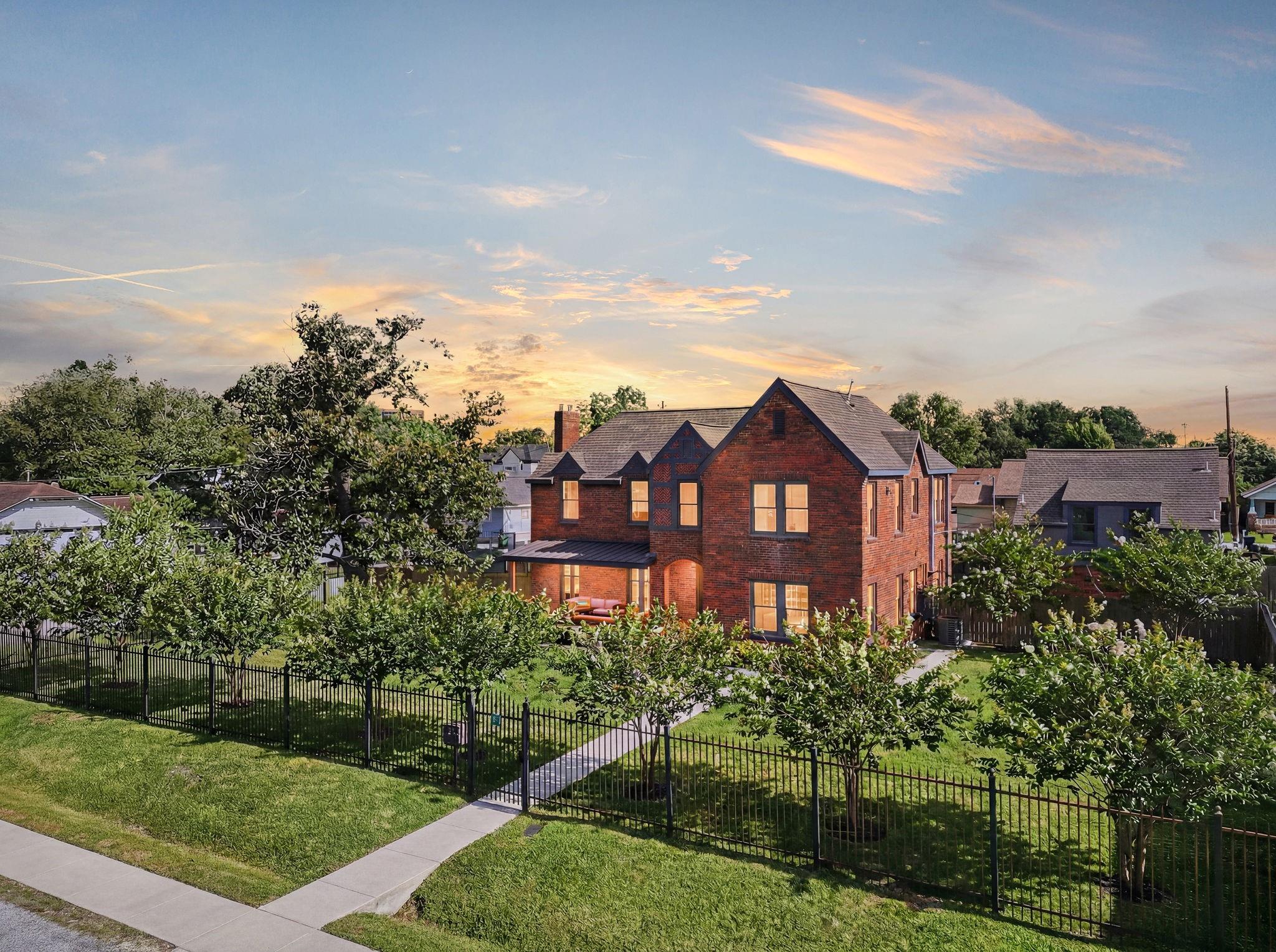 210 Coronado St, Houston, TX 77009