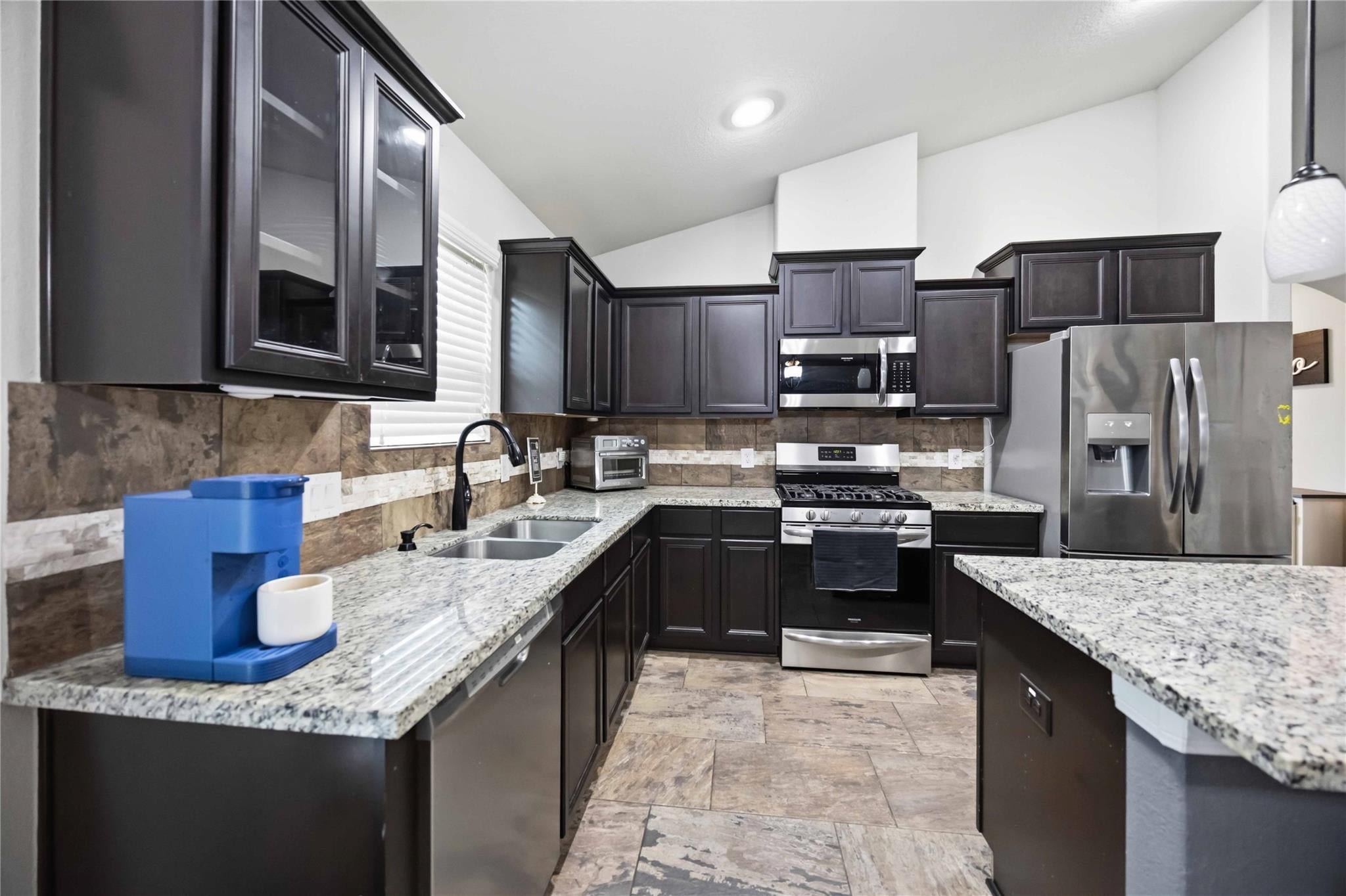 712 Rim Water Dr, Alvin, TX 77511