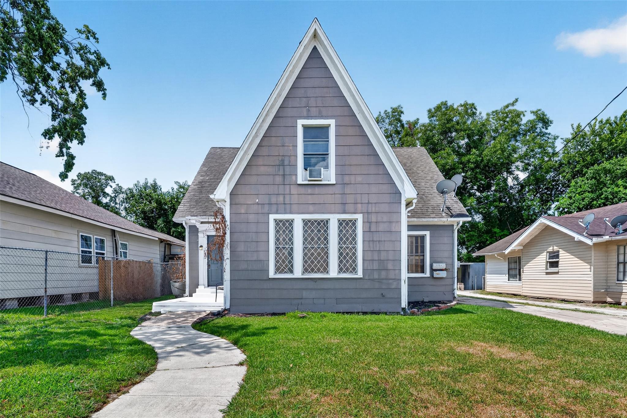 415 Pearce St, Baytown, TX 77520