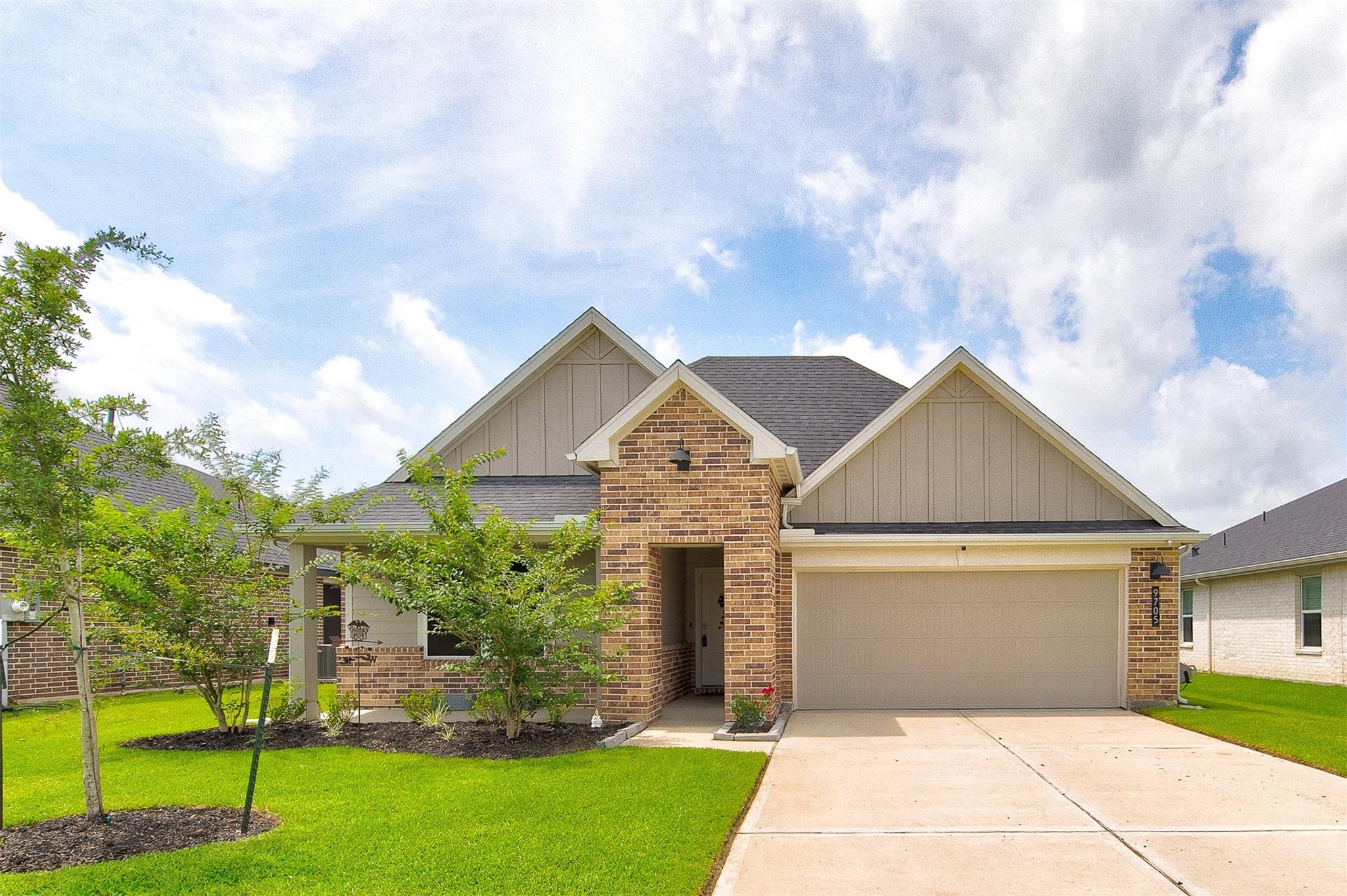 9705 Wall St, Texas City, TX 77591