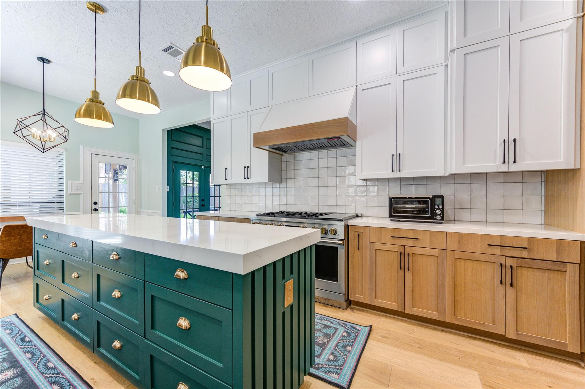 18 Hickory Shadows Dr, Houston, TX 77055
