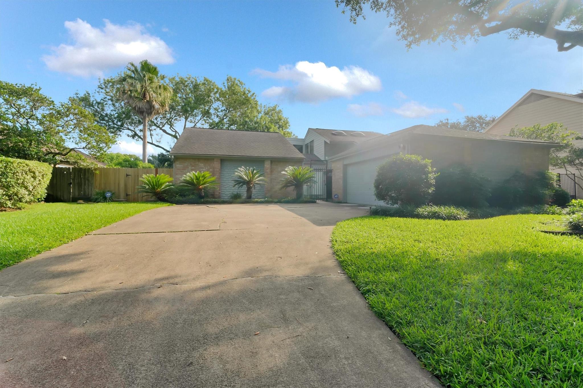 12206 Burgoyne Dr, Houston, TX 77077 photo