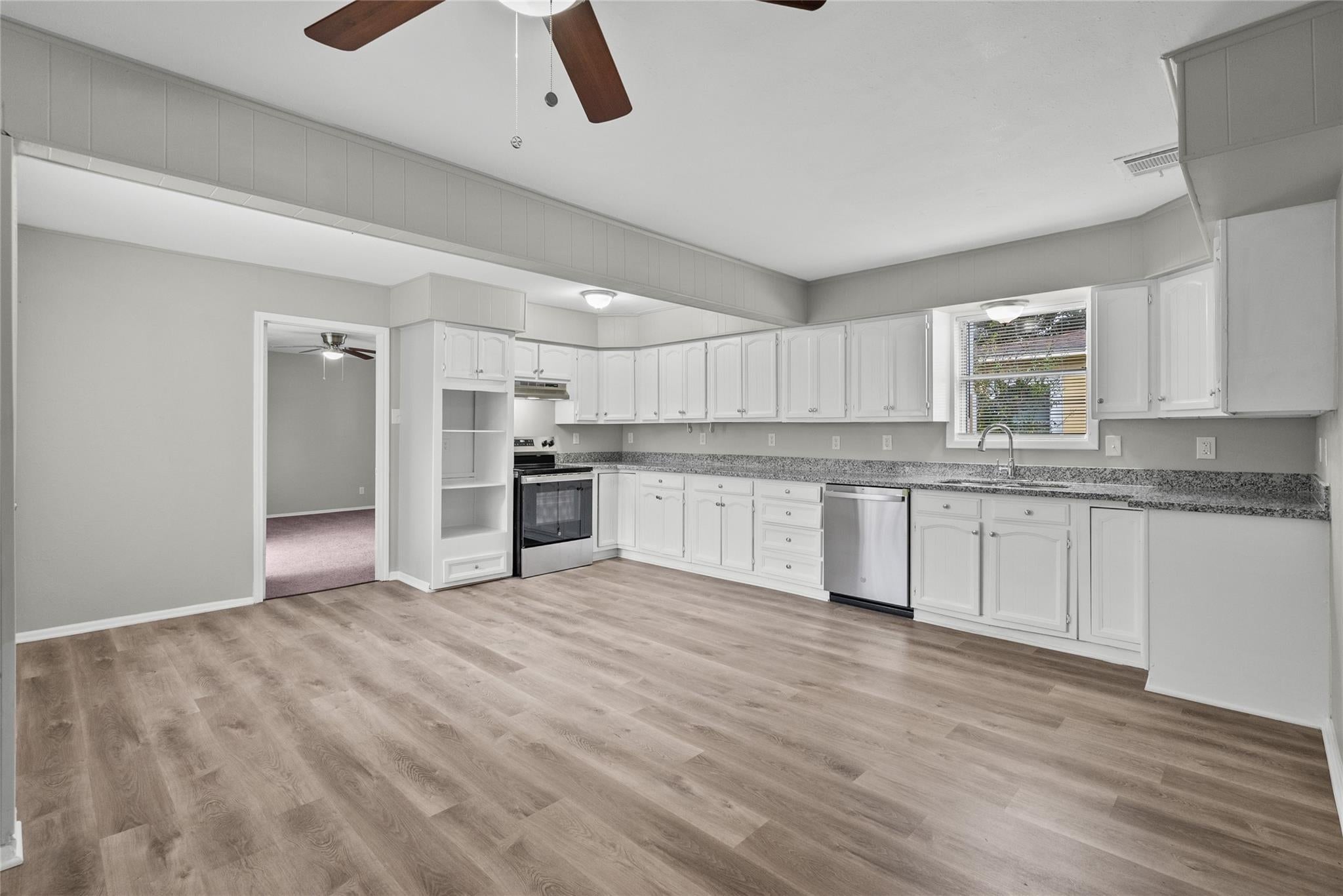1004 S 2 St, La Porte, TX 77571 photo