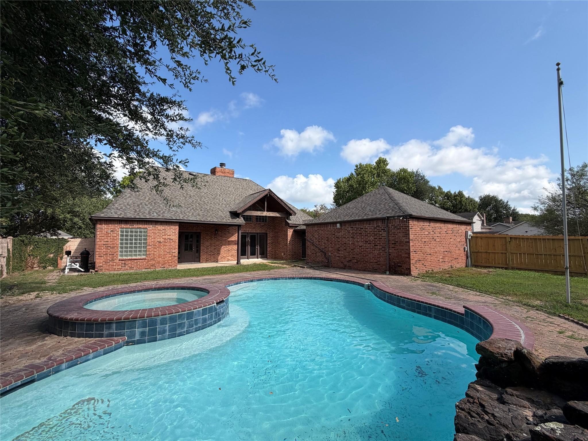 1102 Londonderry Ave, Friendswood, TX 77546 photo