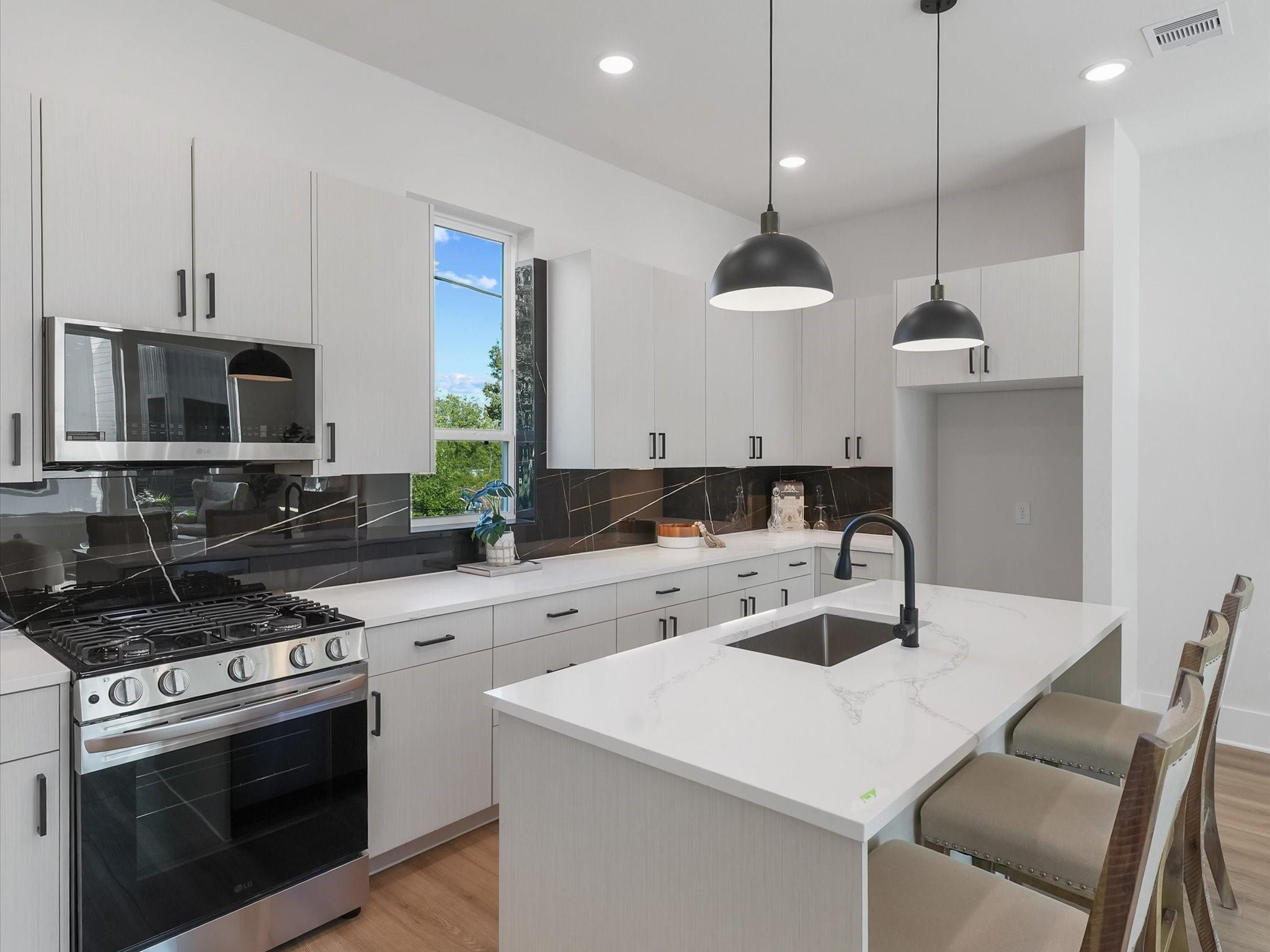 4710 Thornton Villa Ln, Houston, TX 77018 photo