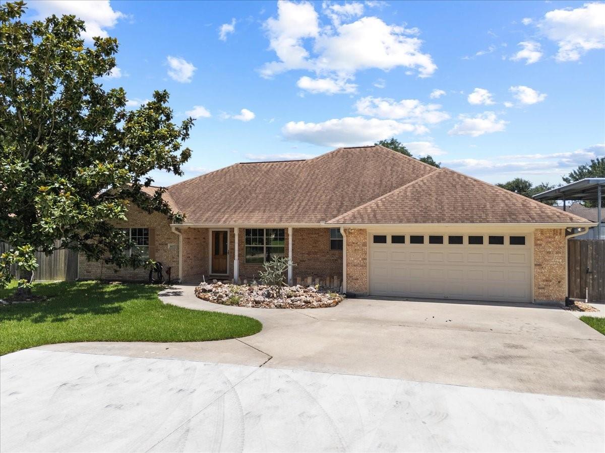 607 Sharondoah Dr, Highlands, TX 77562