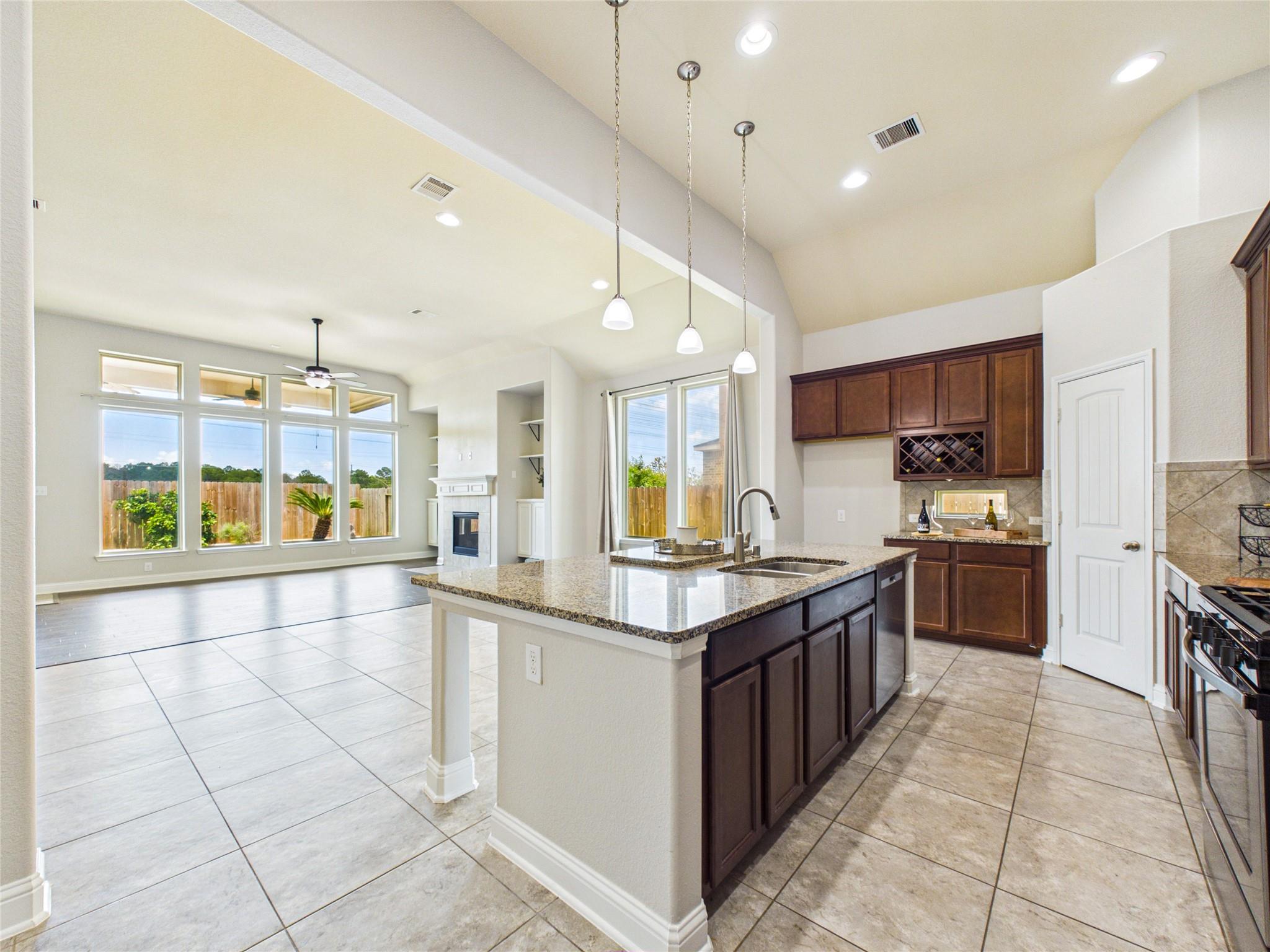 2135 Llerena Ln, League City, TX 77573