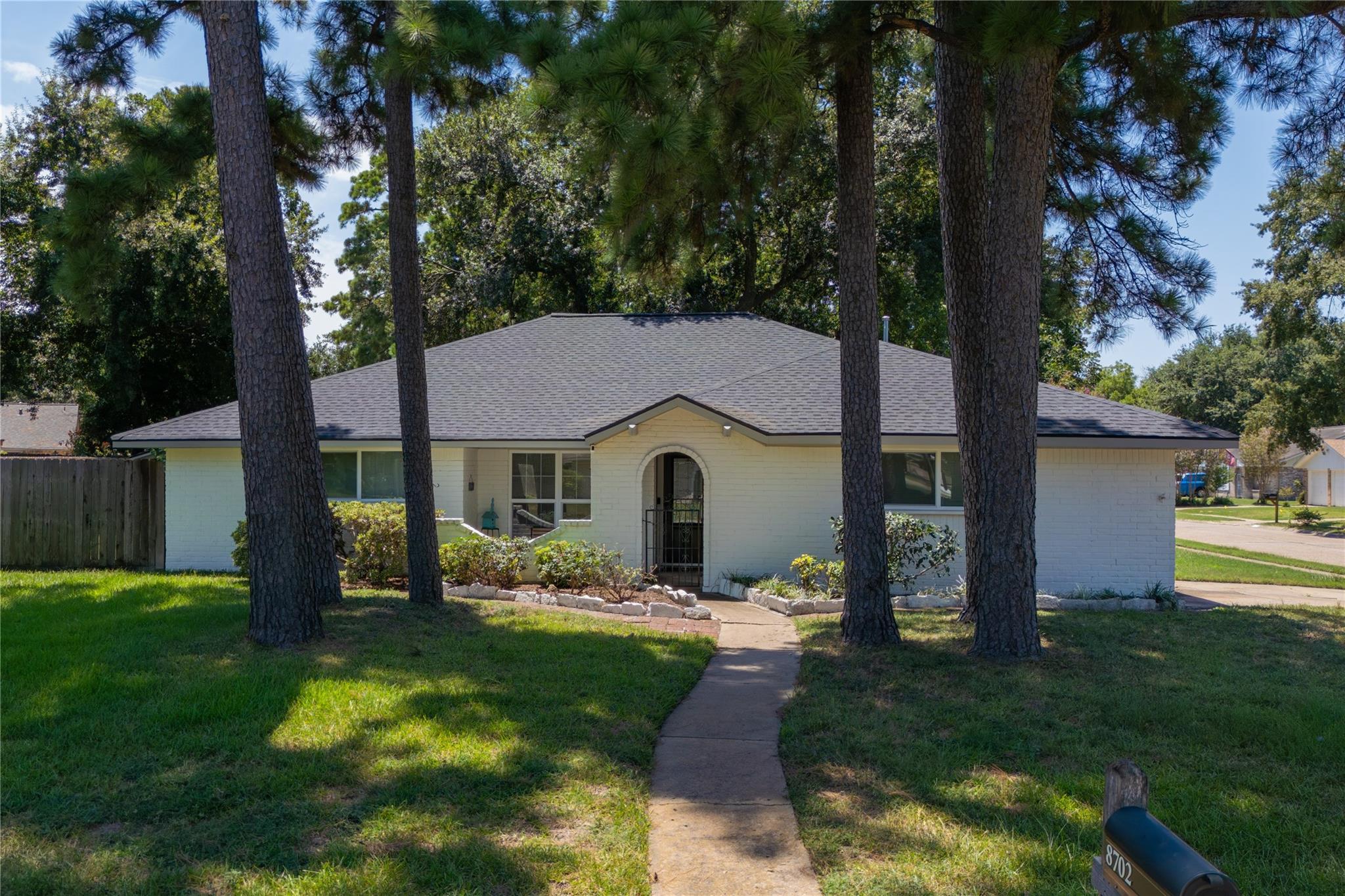 8702 Landwood Dr, Houston, TX 77040