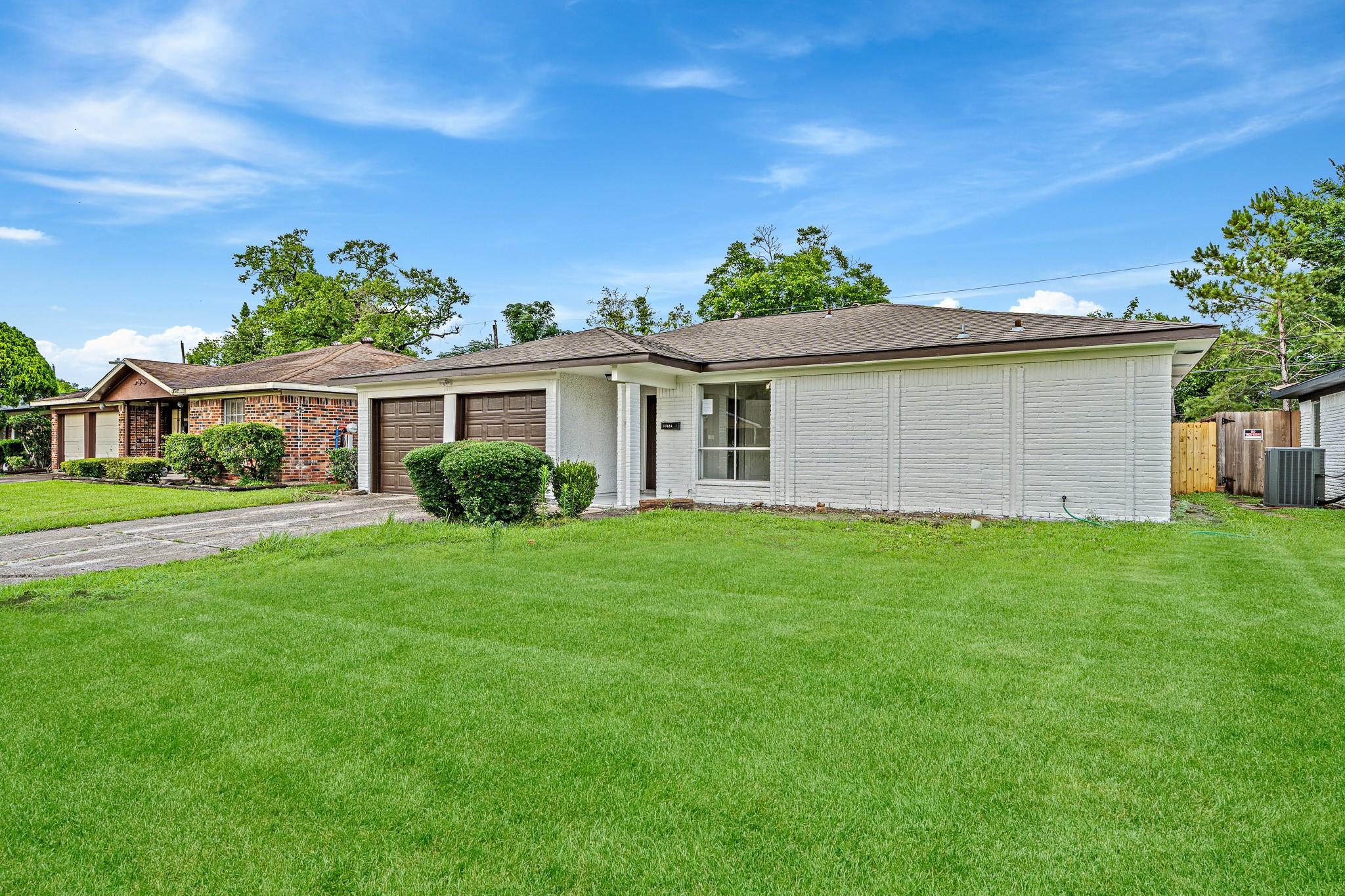 11823 S Willow Cir, Houston, TX 77071 photo
