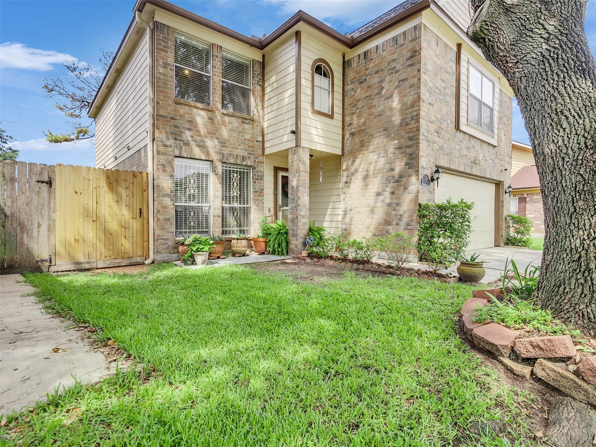 10811 Meadow Walk Ln, Houston, TX 77067 photo