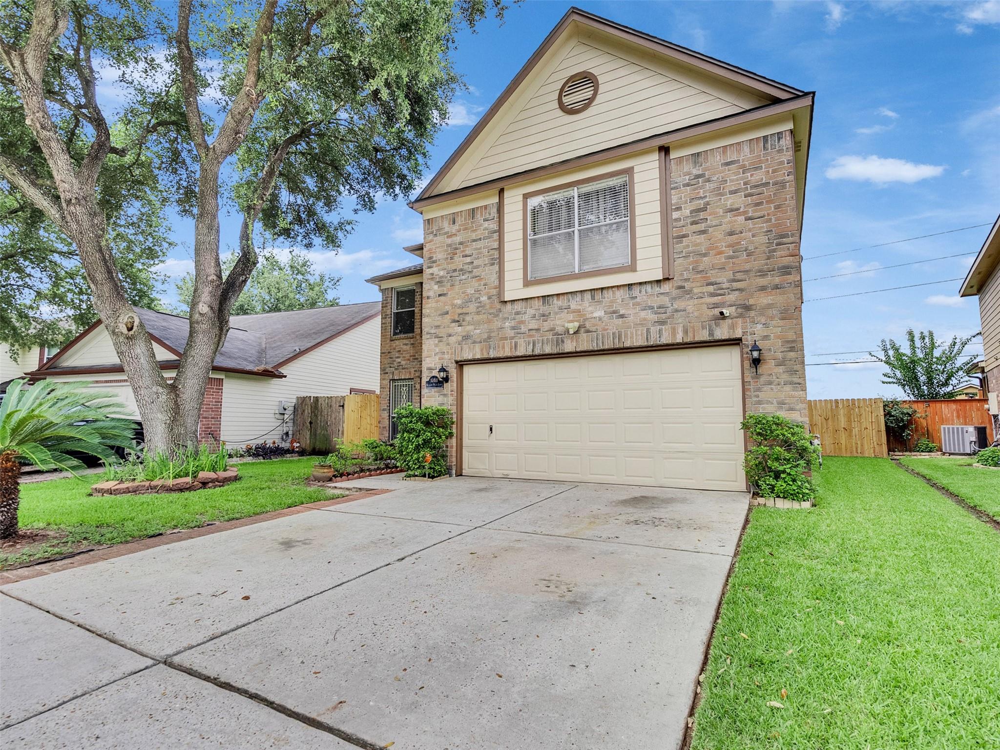 10811 Meadow Walk Ln, Houston, TX 77067 photo