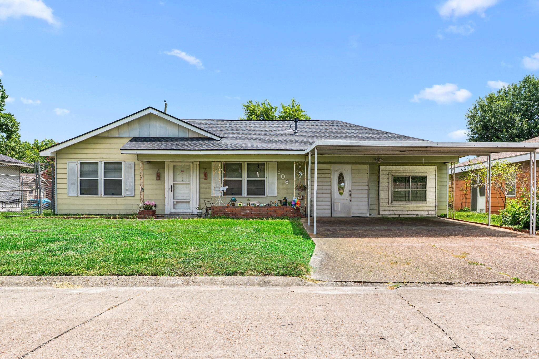 608 Alta Vista Dr, Pasadena, TX 77502