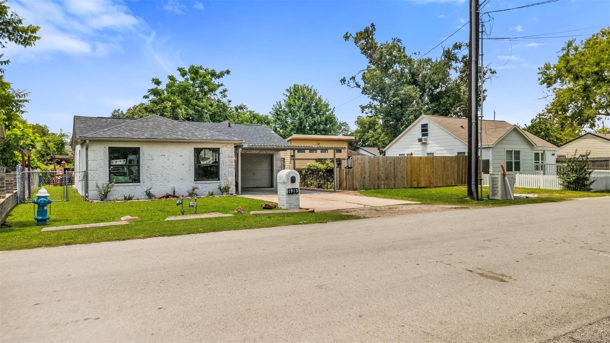 1913 Thonig Rd, Houston, TX 77055 photo