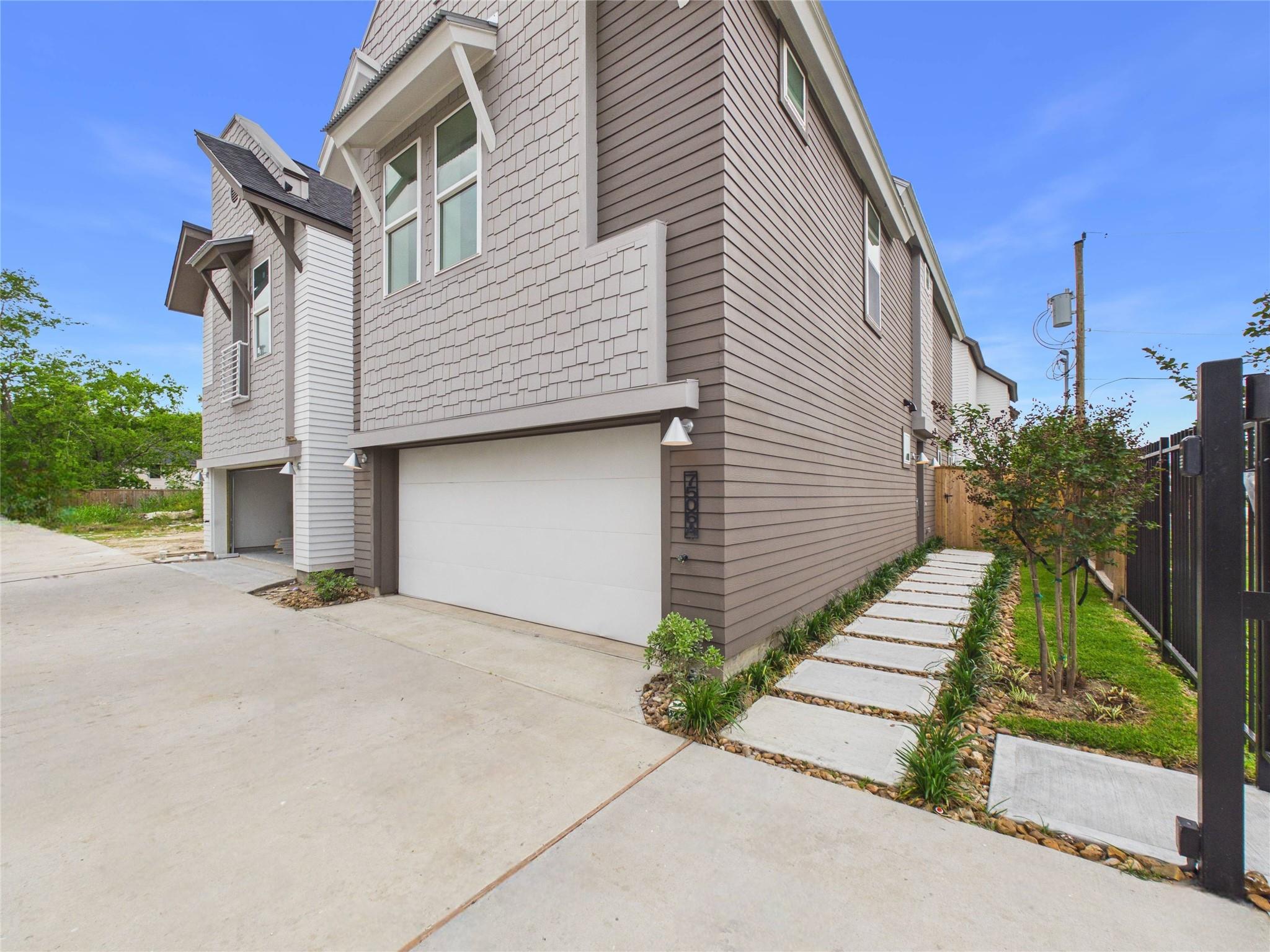 7506 Carver Rd, Houston, TX 77088