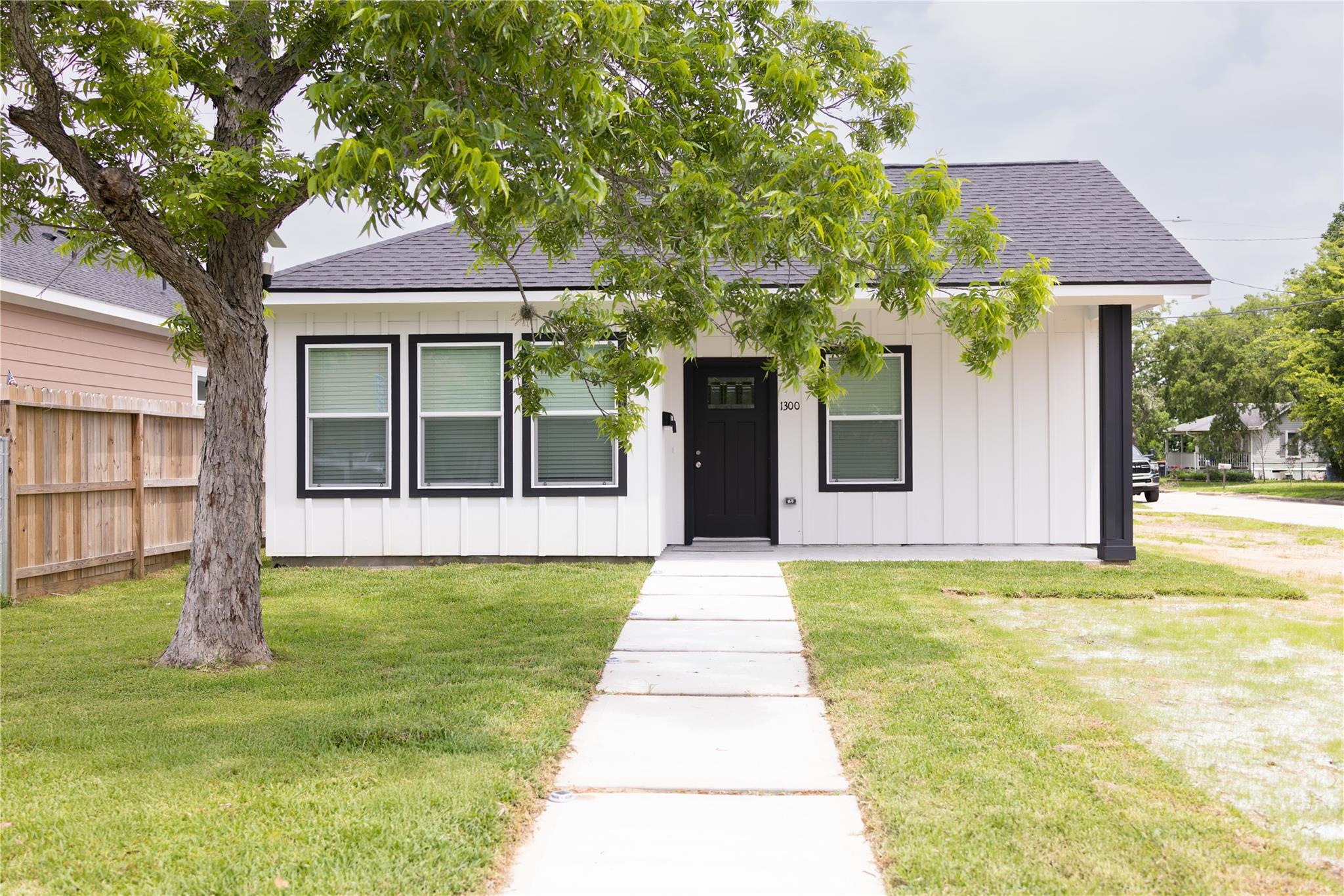 1300 Edison Ave, Baytown, TX 77520