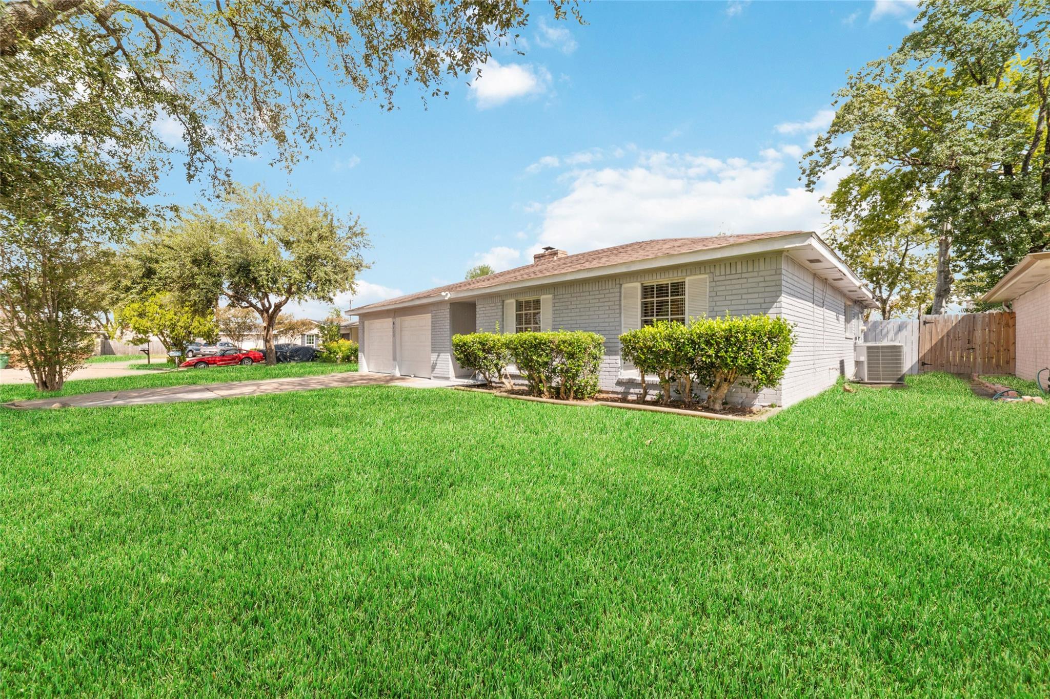 6111 Westbranch Dr, Houston, TX 77072 photo