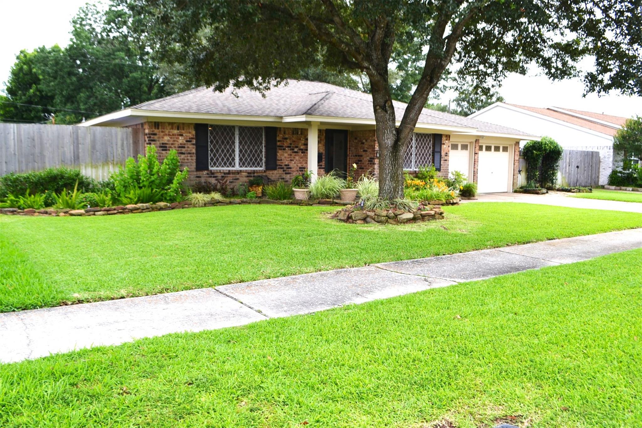 610 E X St, Deer Park, TX 77536 photo