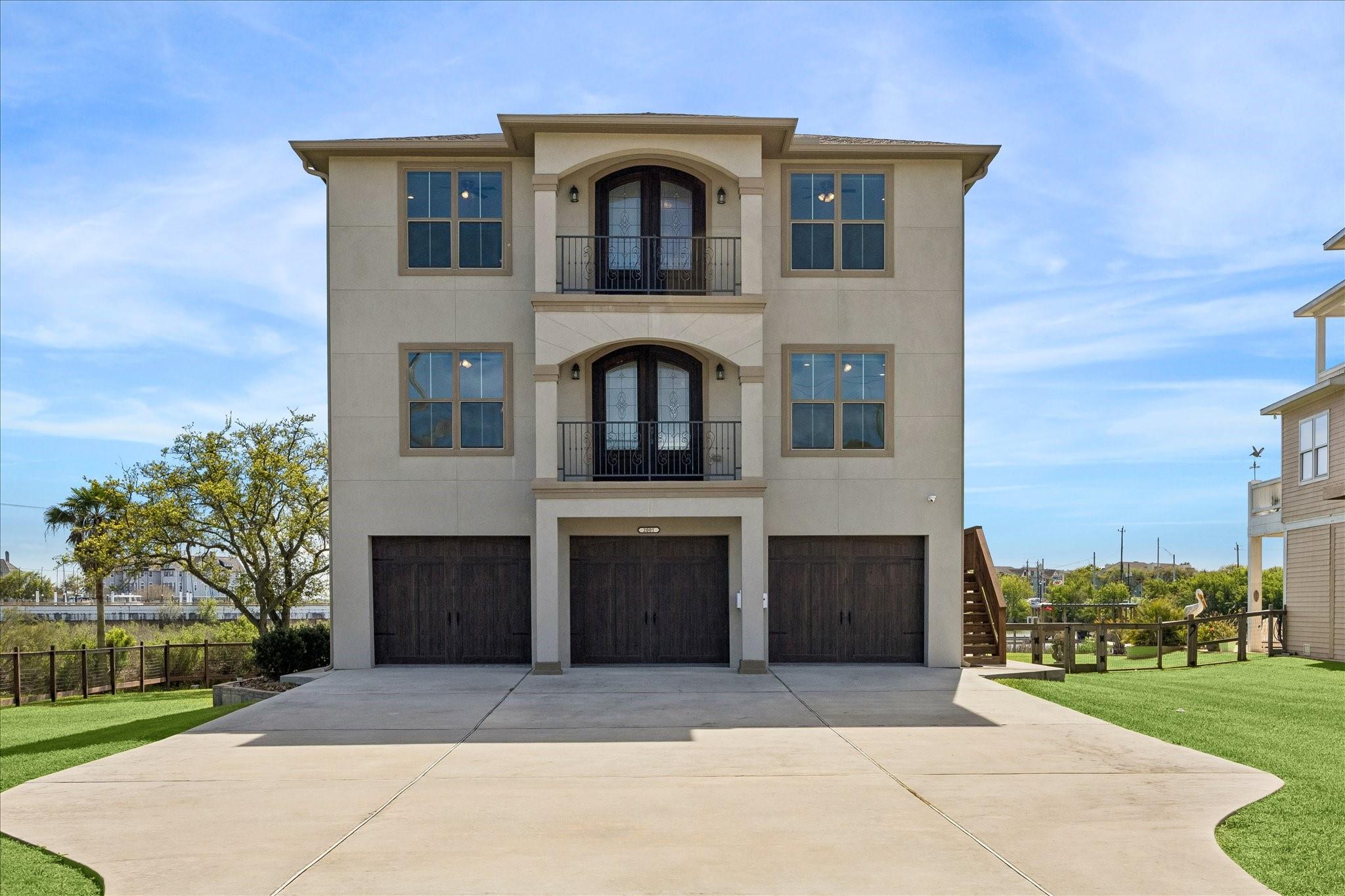 2001 Oceanview Dr, Seabrook, TX 77586