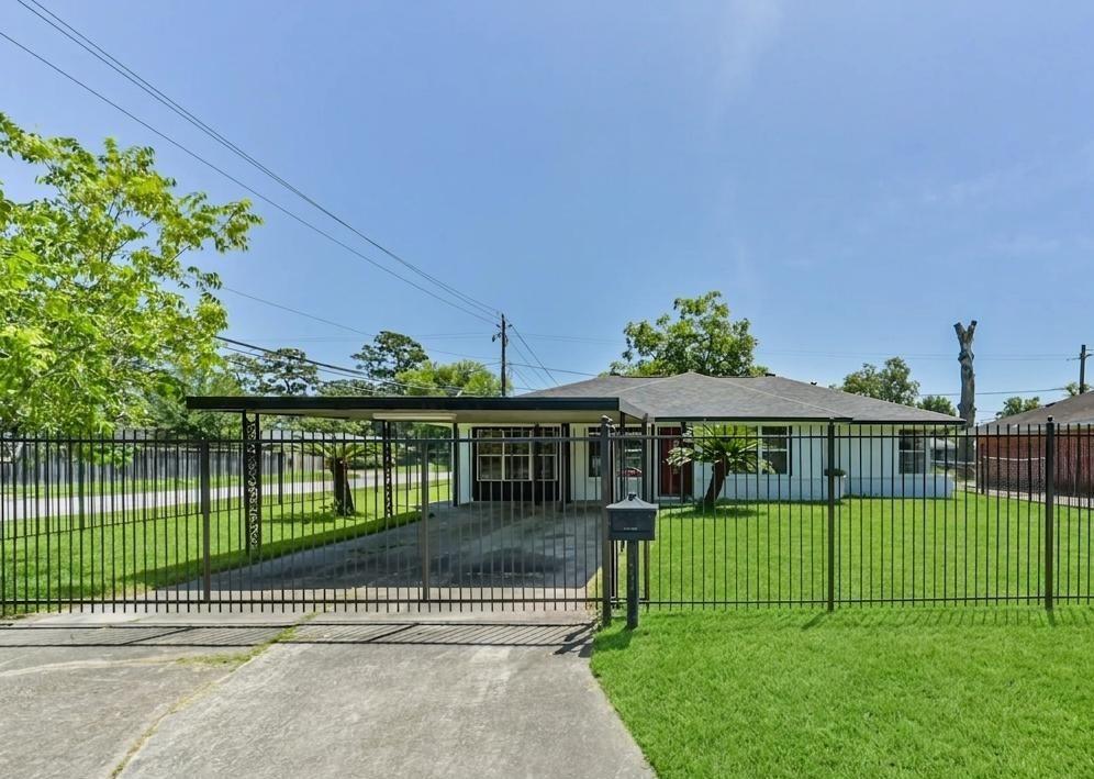 10434 Rockaway Dr, Houston, TX 77016