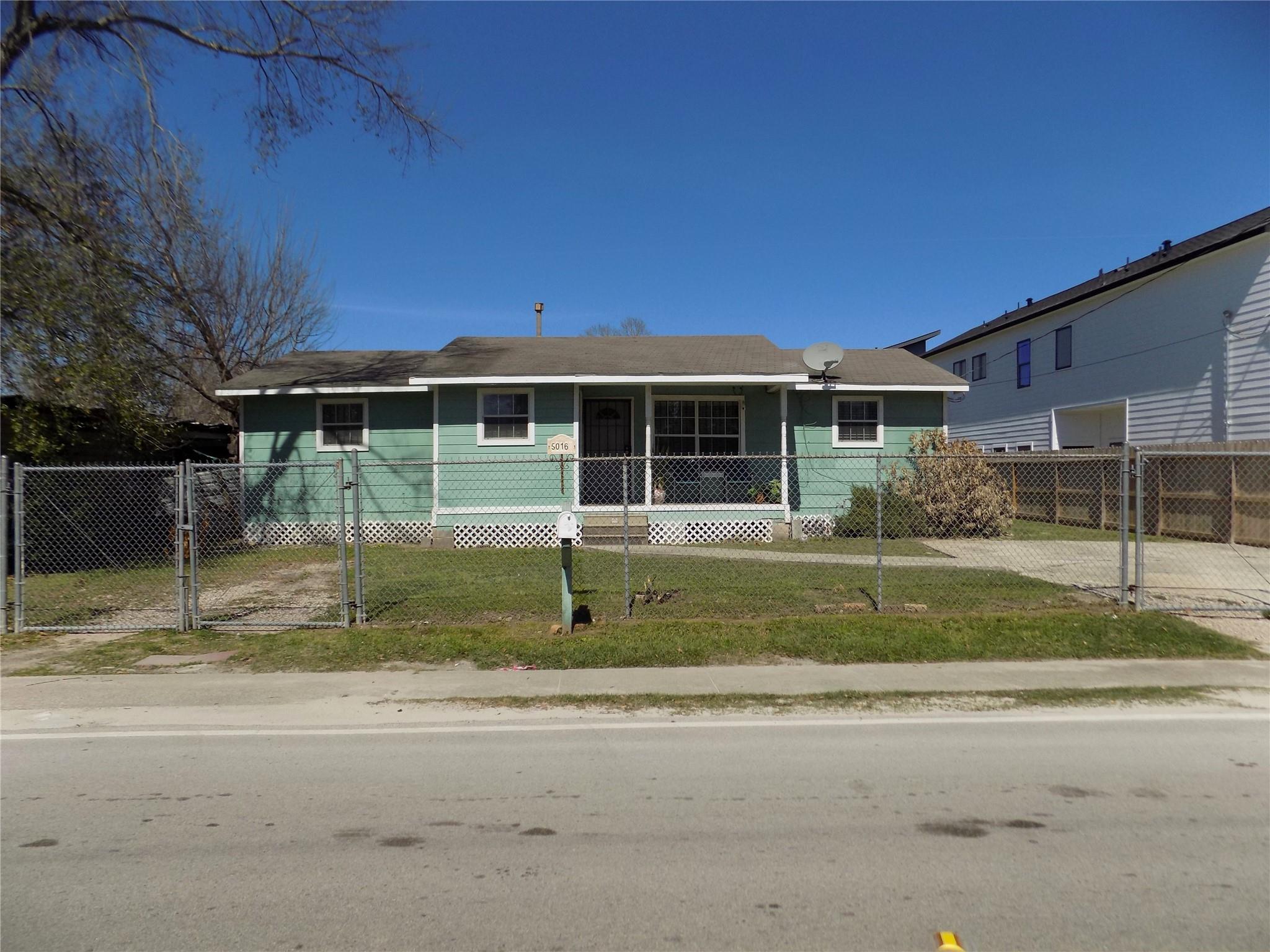 5016 Creekmont Dr, Houston, TX 77091 photo