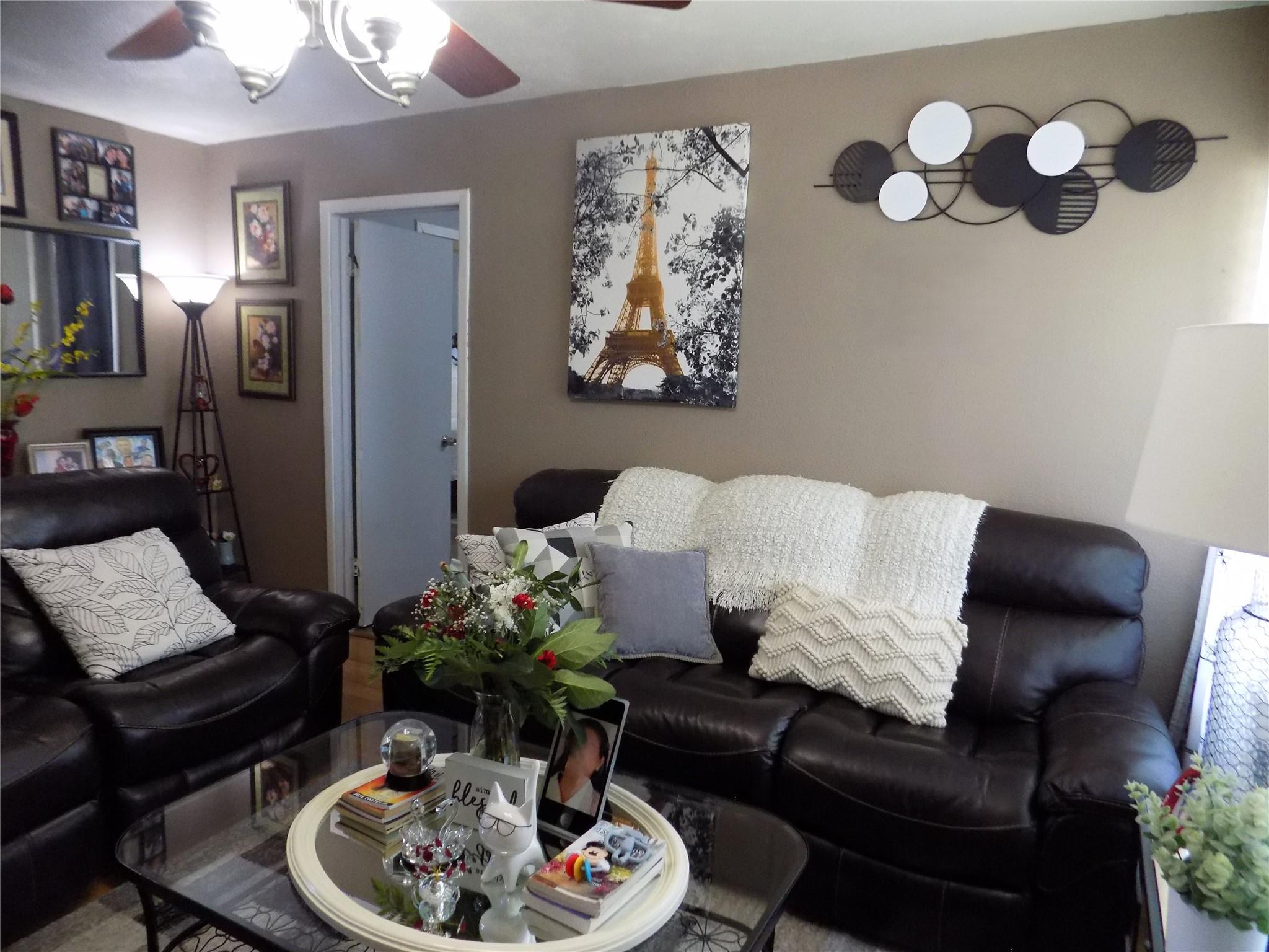 5016 Creekmont Dr, Houston, TX 77091 photo