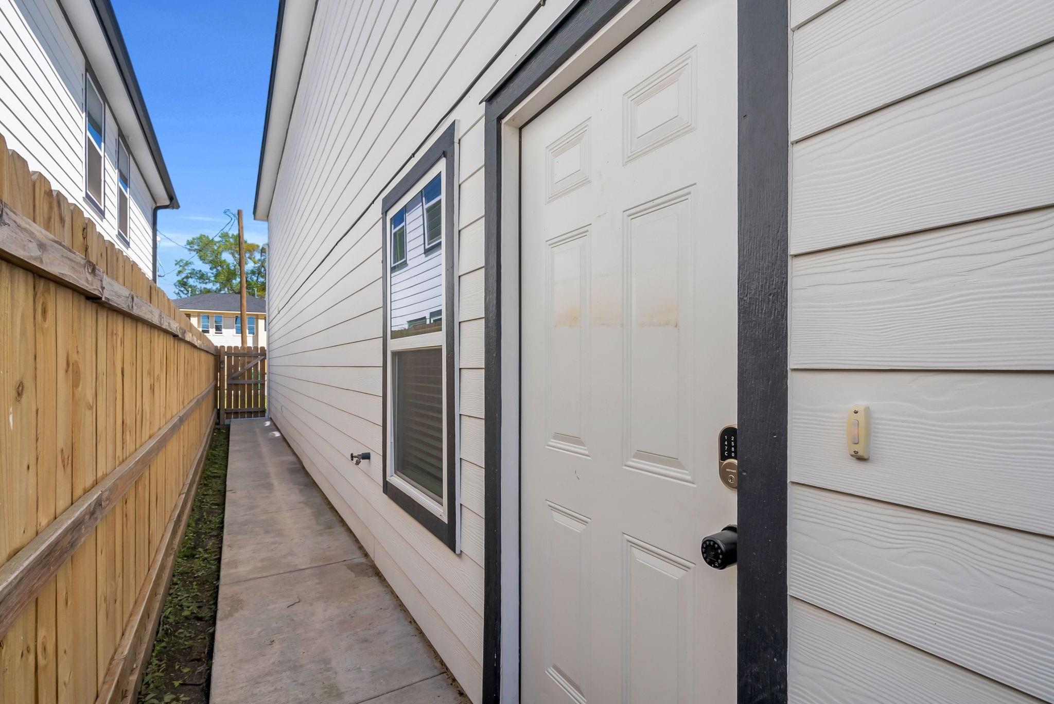 8124 Sterlingshire St #AND B, Houston, TX 77078 photo