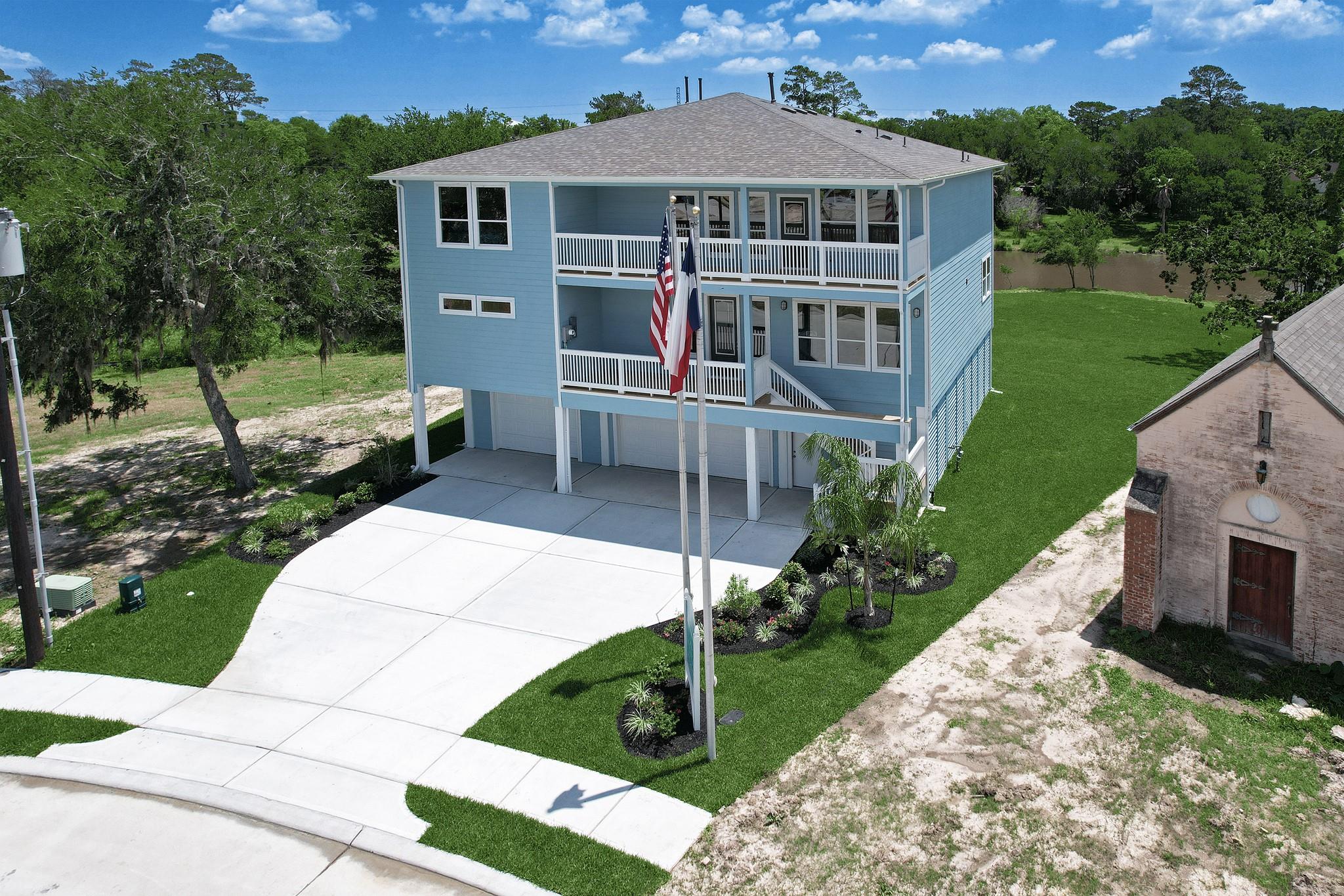 3921 Peacock Isle Dr, Dickinson, TX 77539