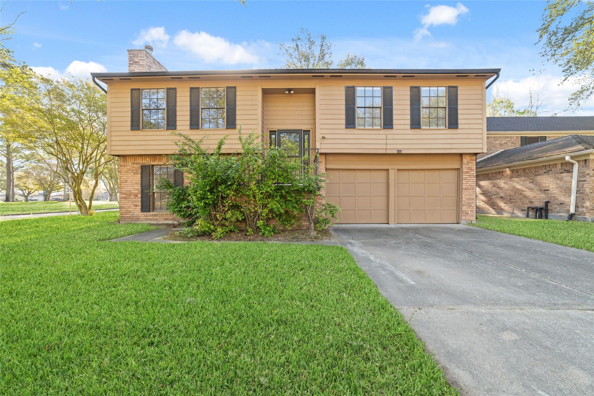 8426 Laurel Trail Dr, Houston, TX 77095