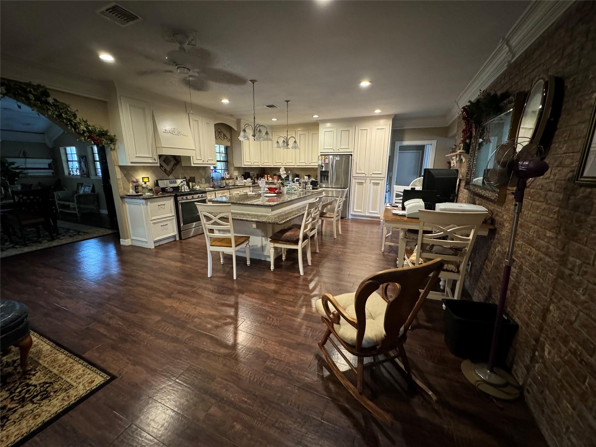 7824 Pecan Forest Ln, Baytown, TX 77521 photo
