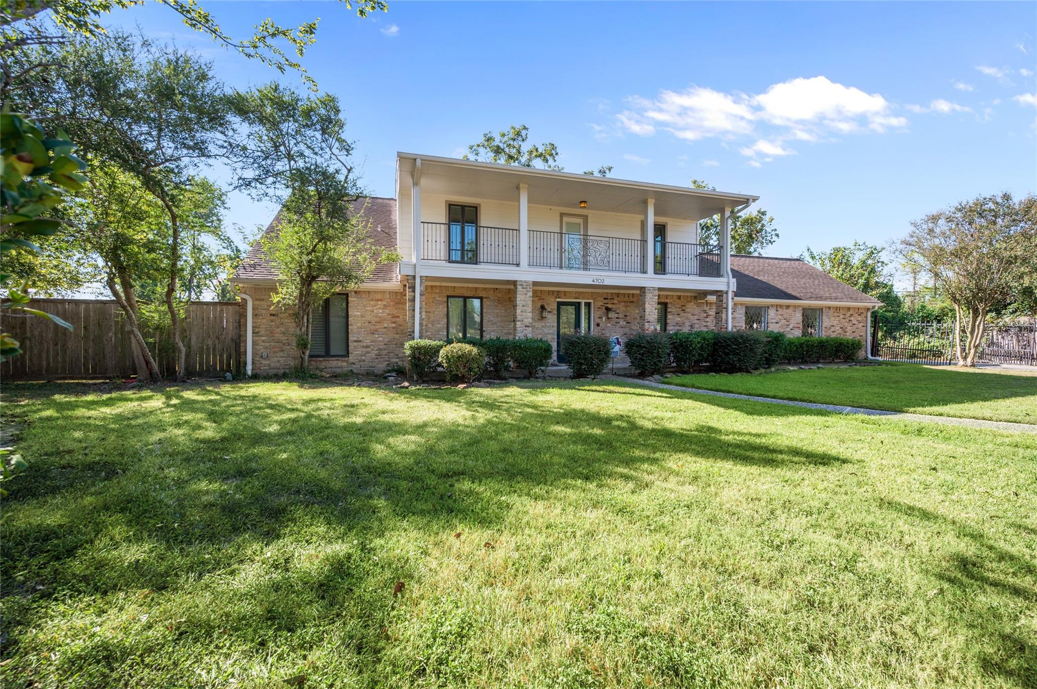 4702 Bayou Vista Dr, Houston, TX 77091 photo