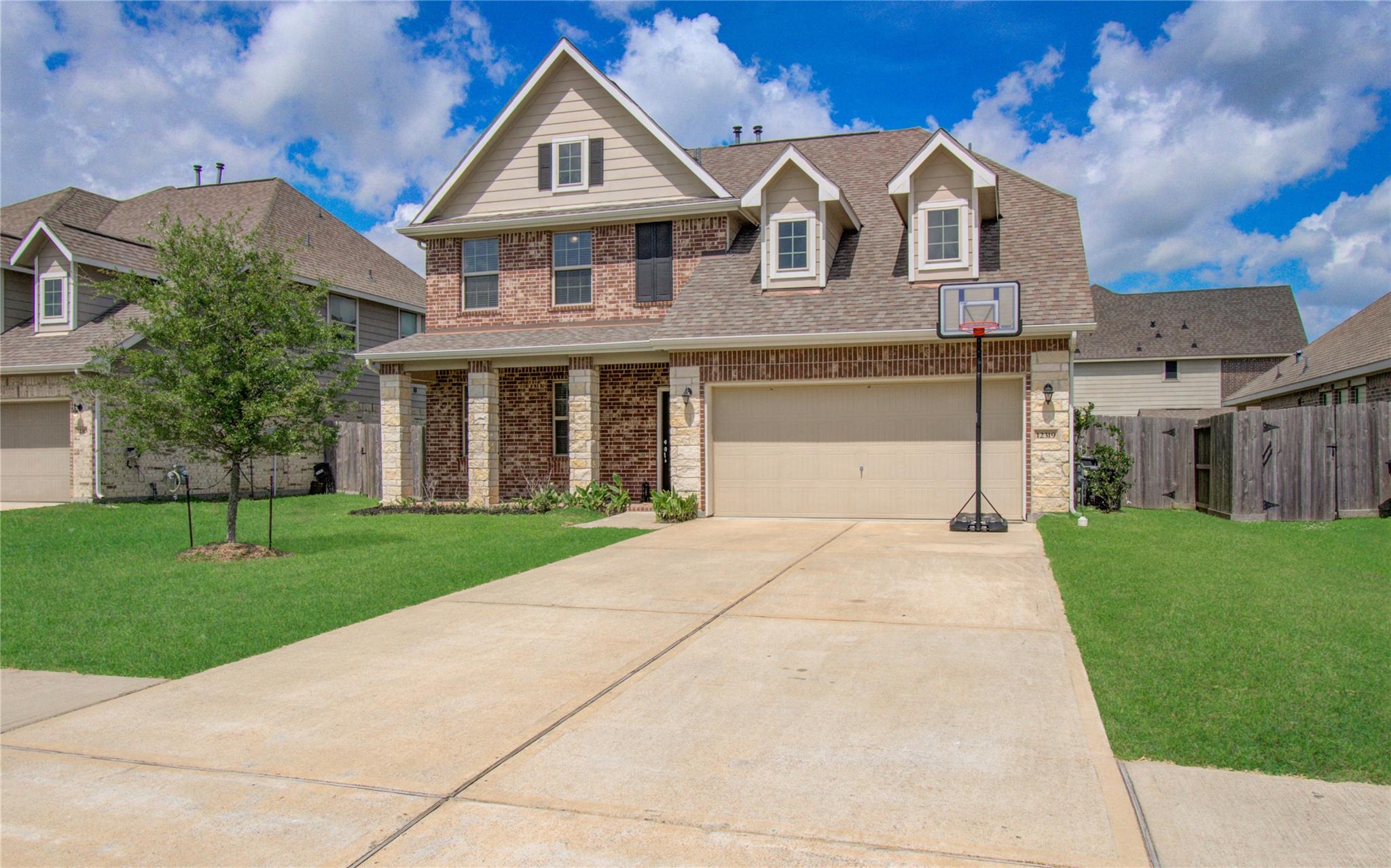 12319 Gatewood Dr, Mont Belvieu, TX 77535