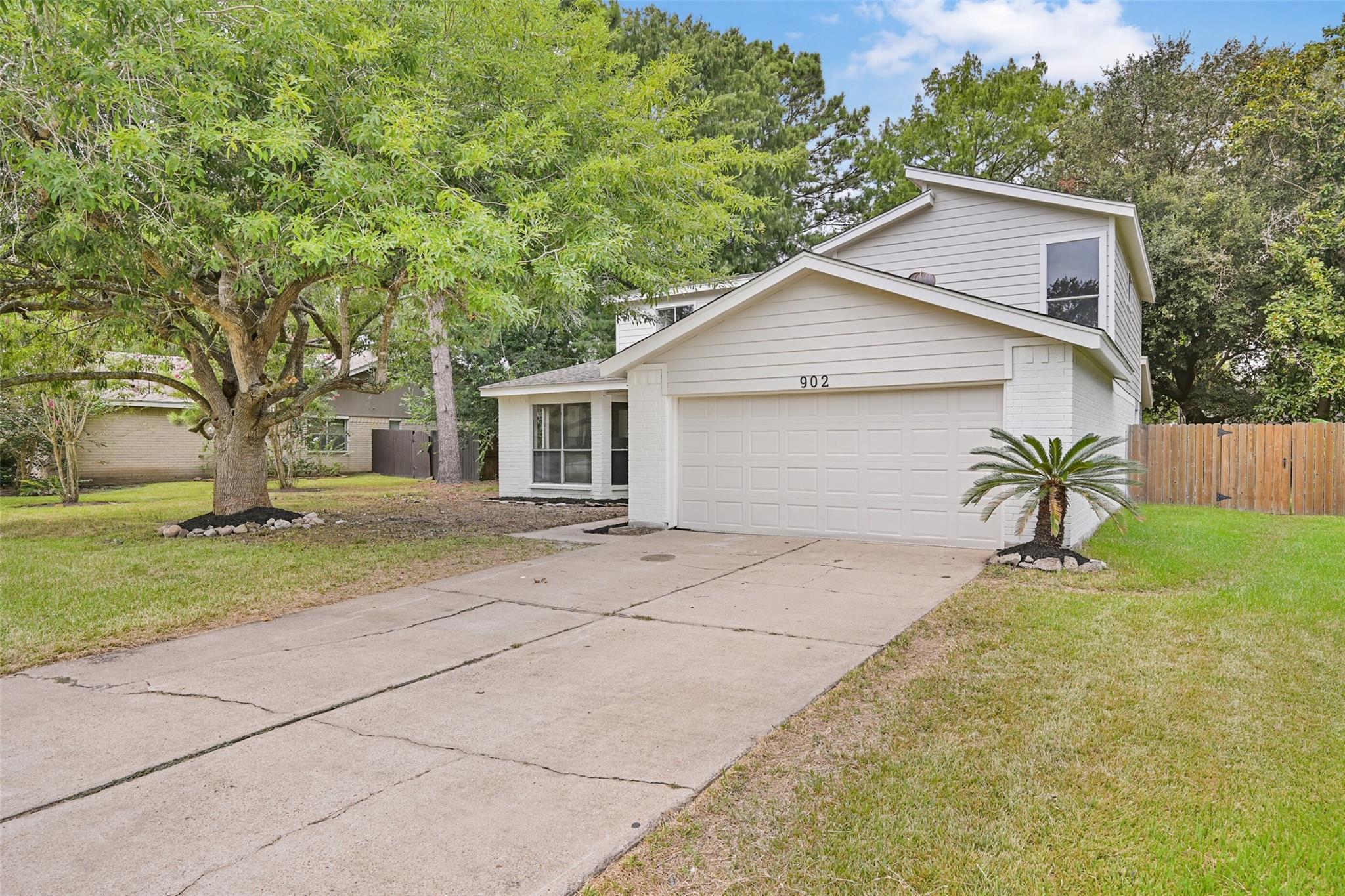 902 Essex Dr, Friendswood, TX 77546 photo