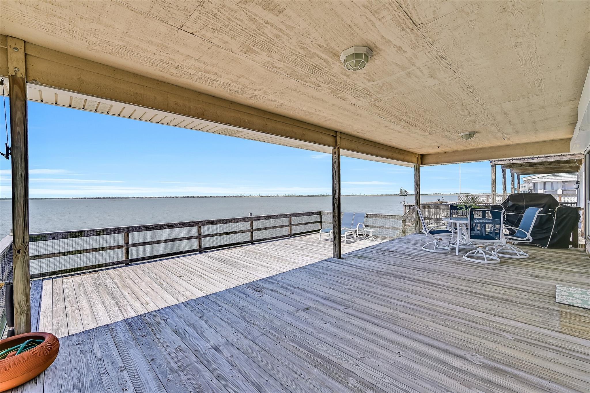243 Isles End Rd, Tiki Island, TX 77554 photo