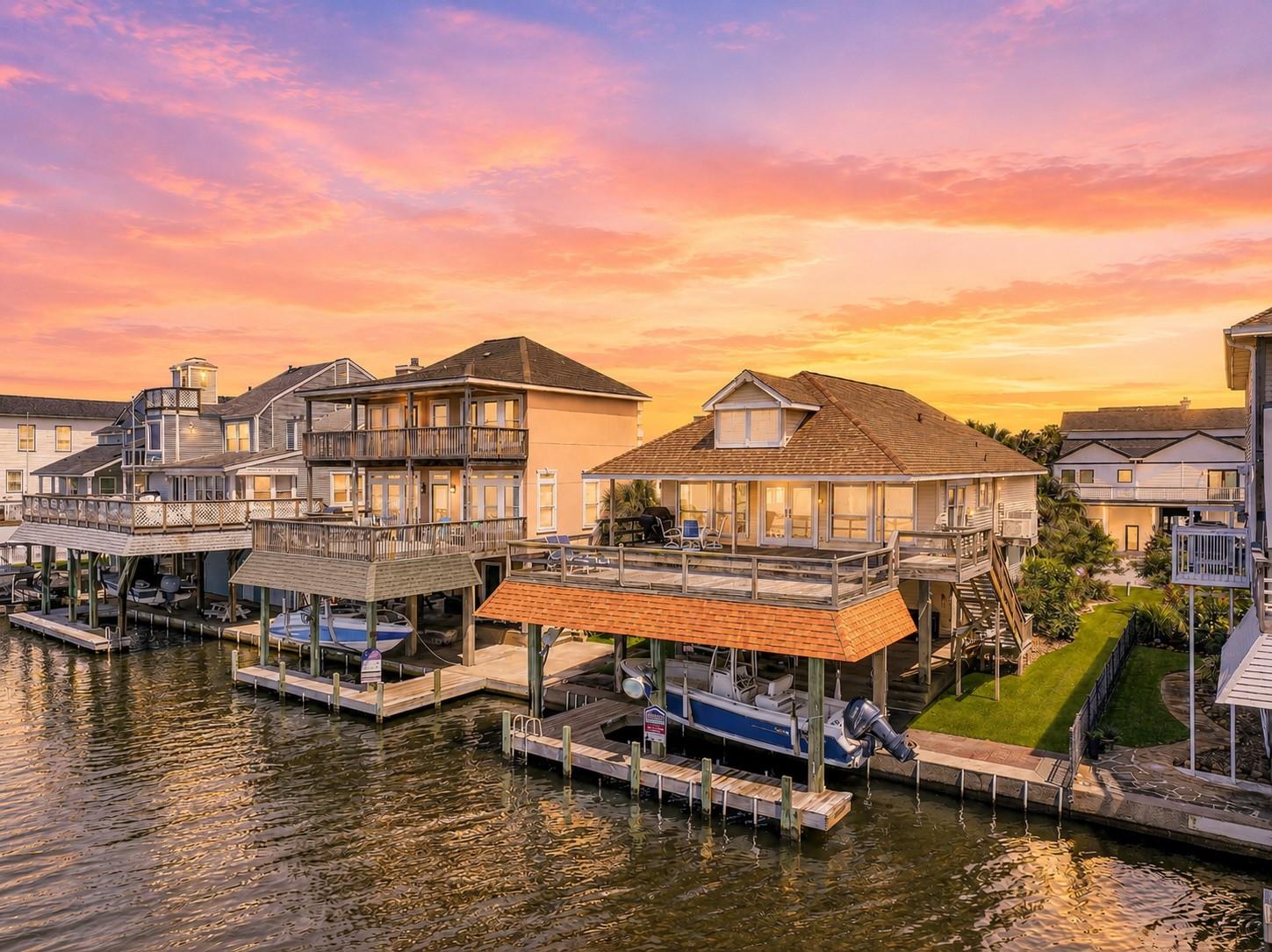 243 Isles End Rd, Tiki Island, TX 77554 photo