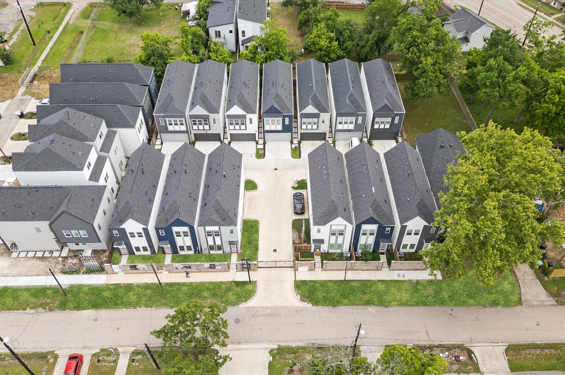 332 Neyland St, Houston, TX 77022 photo