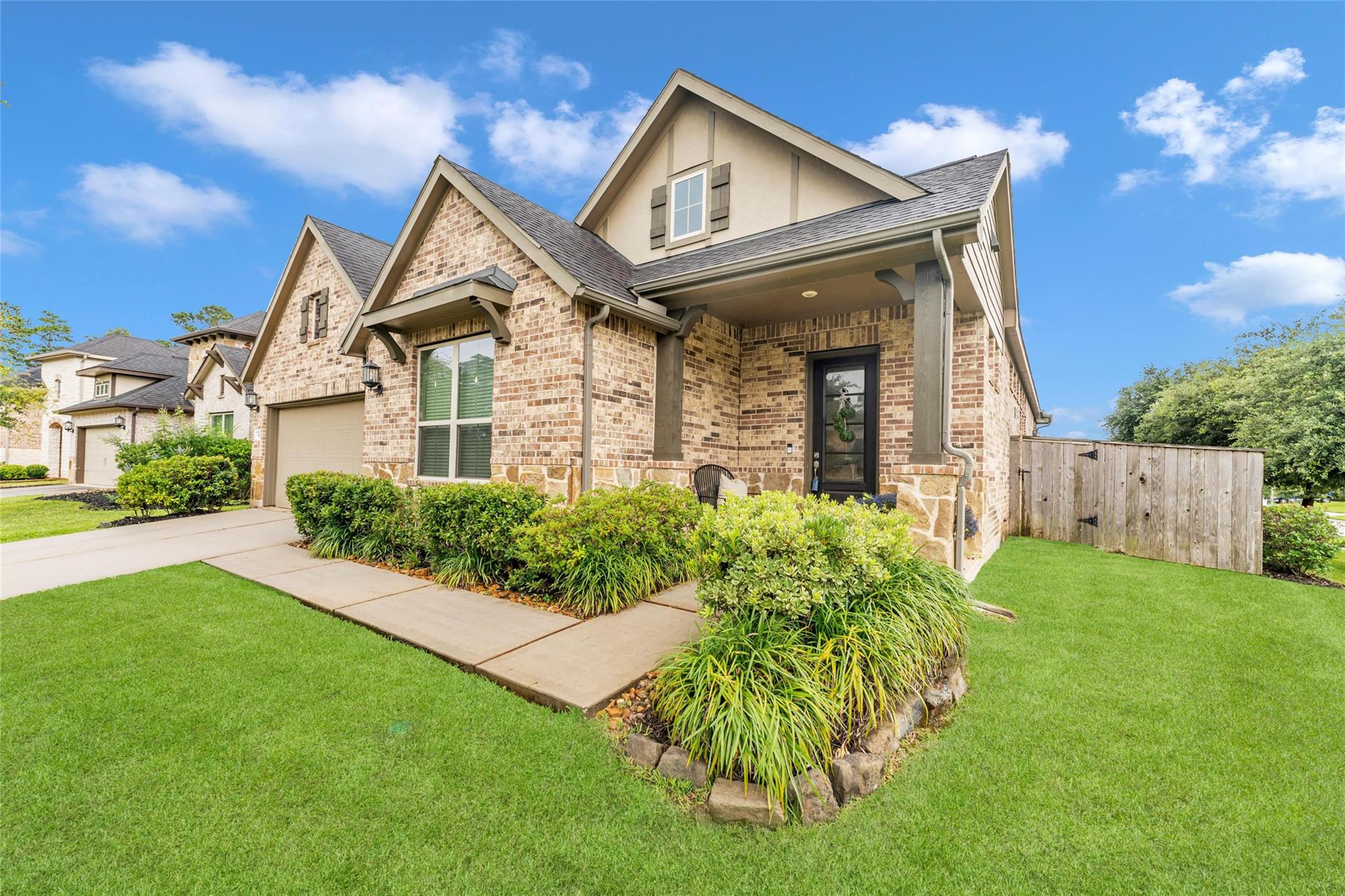 561 Rolling Brook Ln, Pinehurst, TX 77362