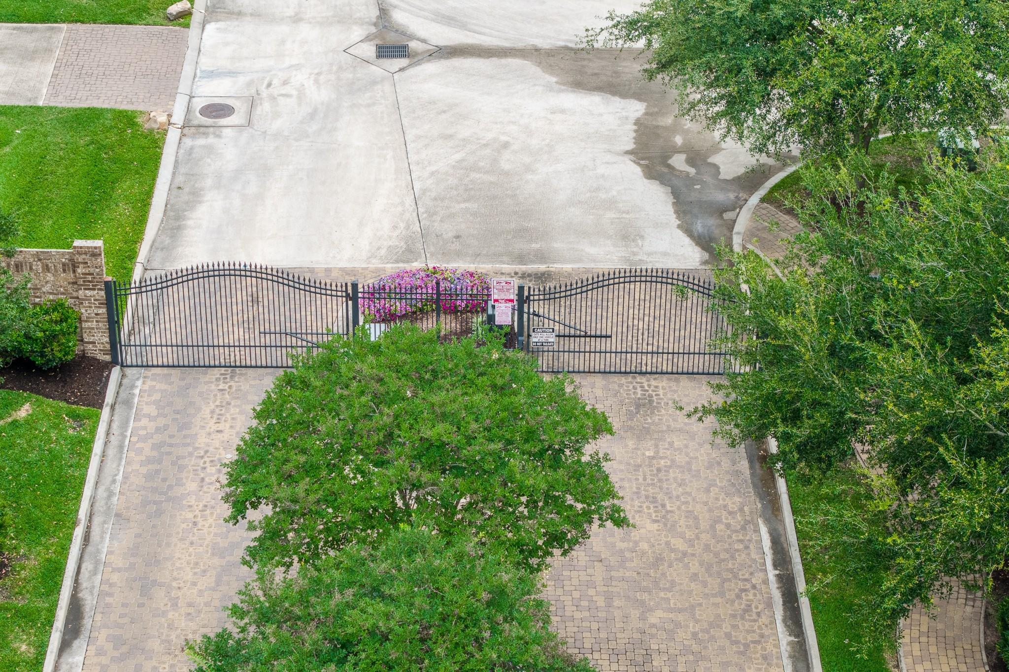 10602 Enclave Shadows Ct, Houston, TX 77043 photo