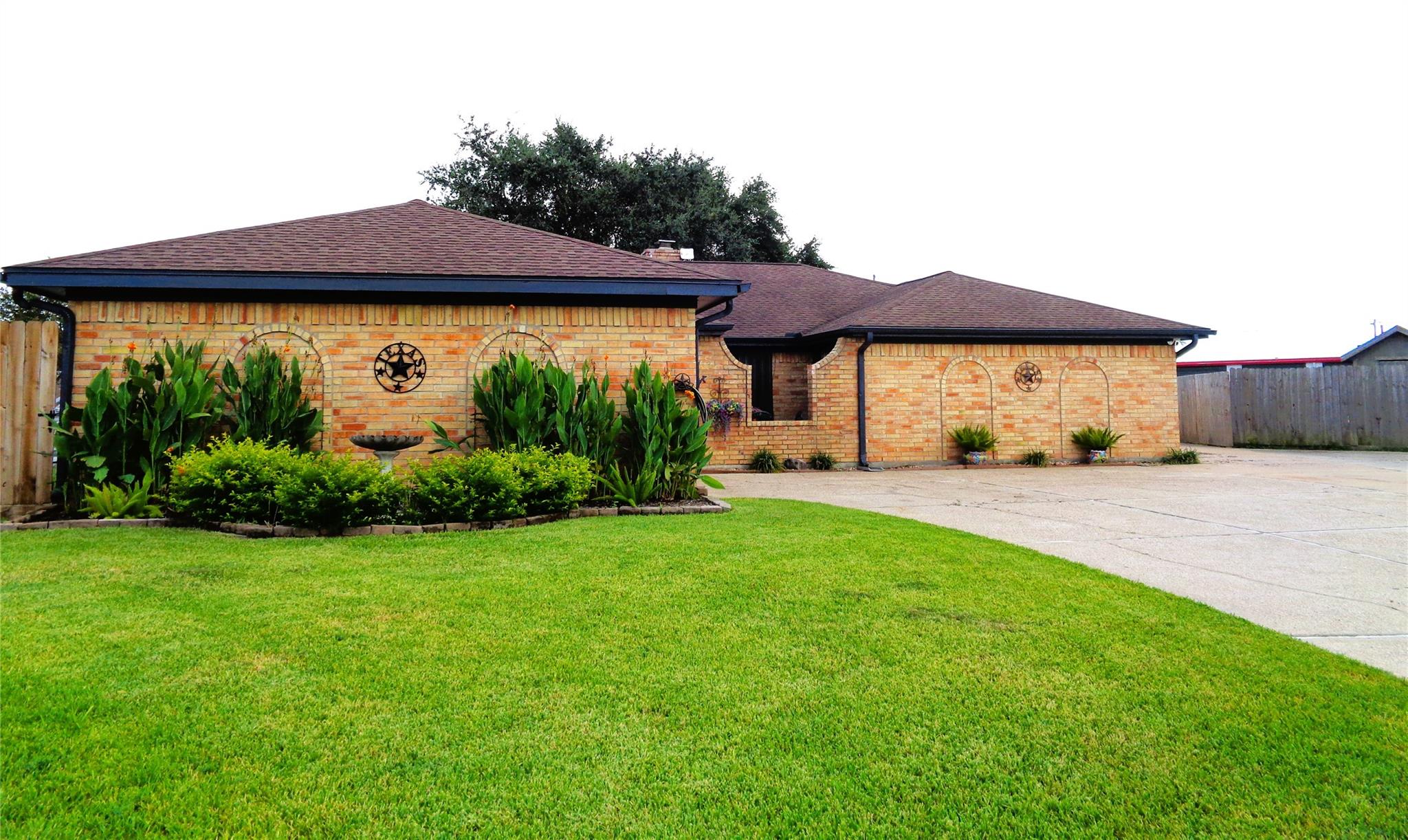 2502 20 St, Texas City, TX 77590