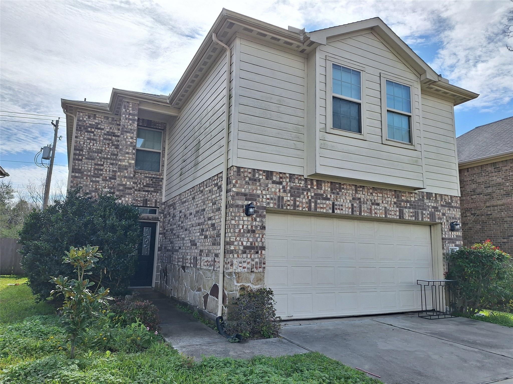 211 Sea Breeze Dr, Bacliff, TX 77518
